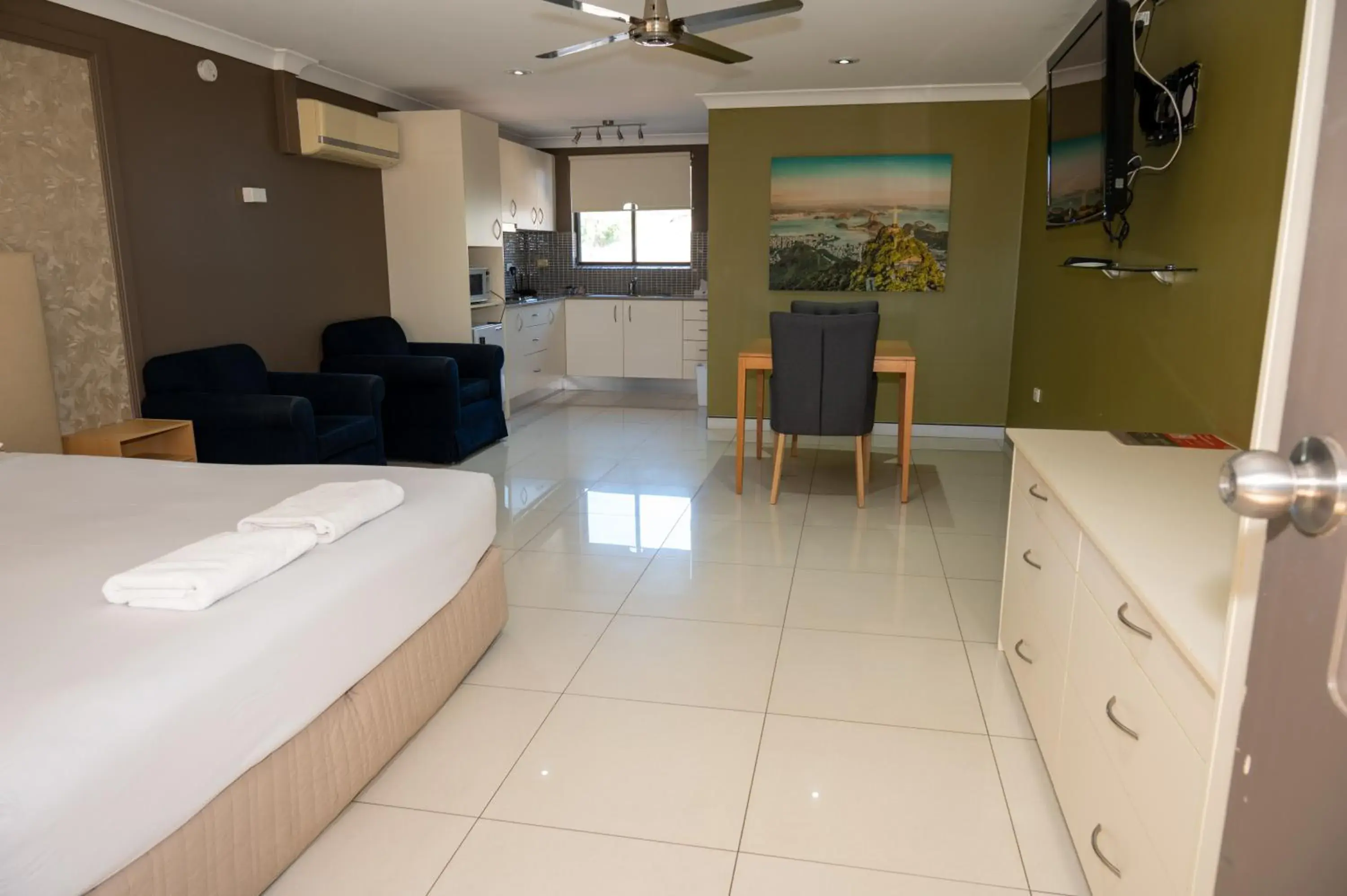 King Room Deluxe in Tumut Valley Motel Pet Friendly King Room Deluxe in Tumut Valley Motel Pet Friendly