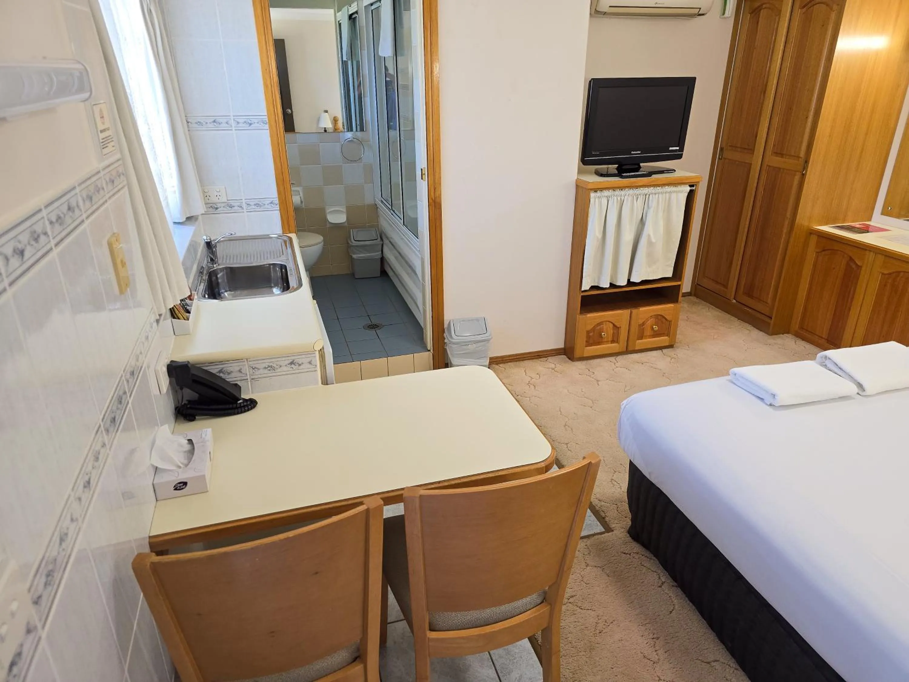 Bed in Tumut Valley Motel Pet Friendly