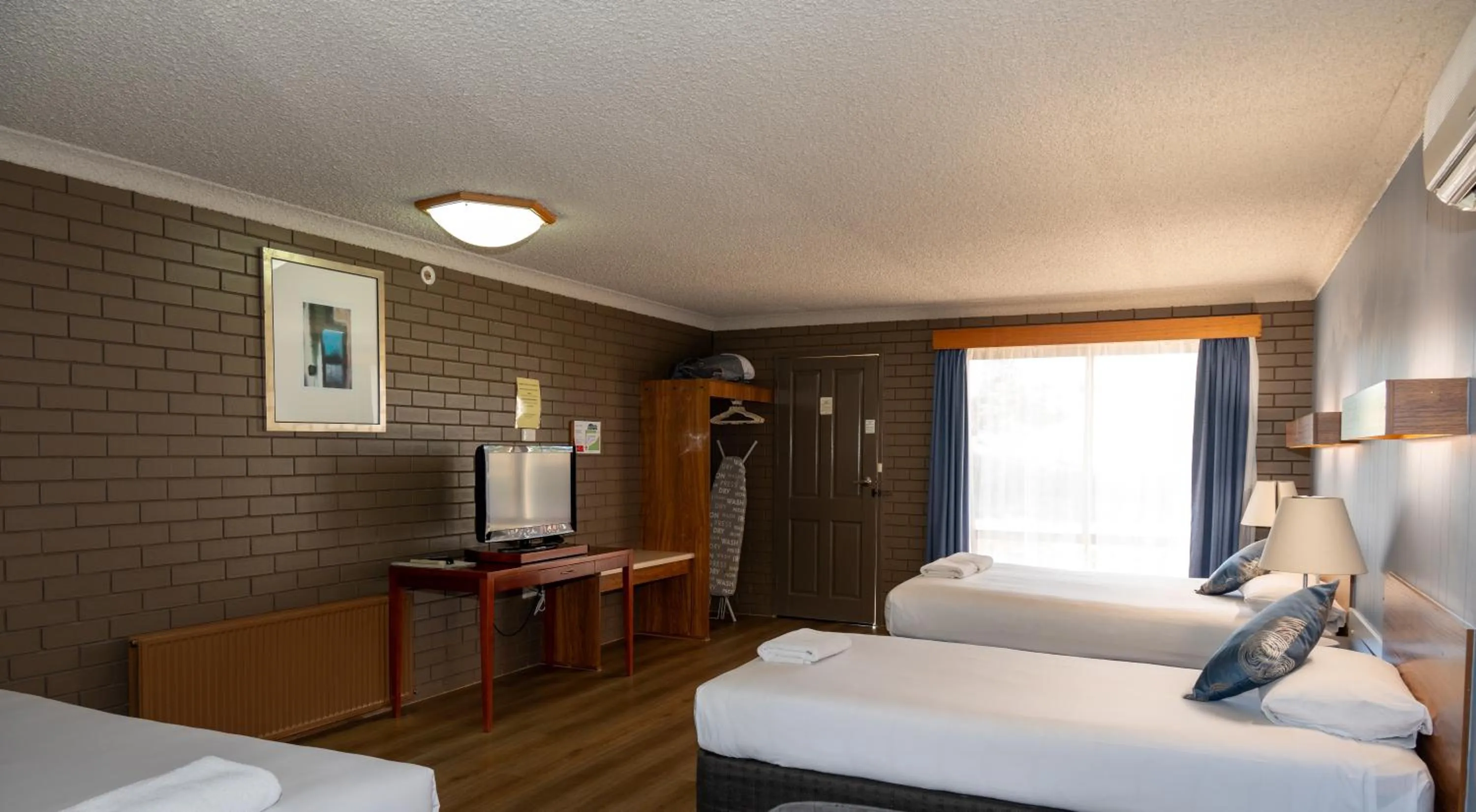 Bed in Tumut Valley Motel Pet Friendly