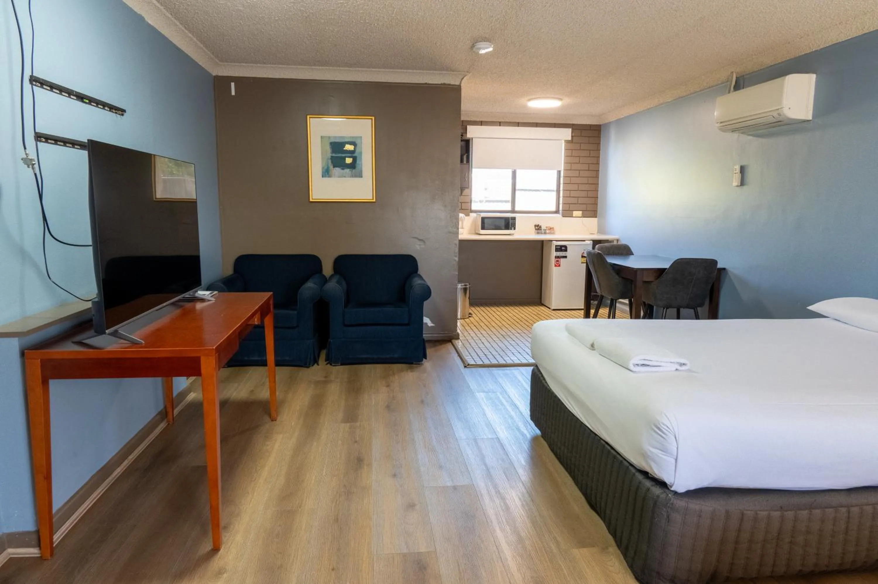 TV and multimedia, Bed in Tumut Valley Motel Pet Friendly