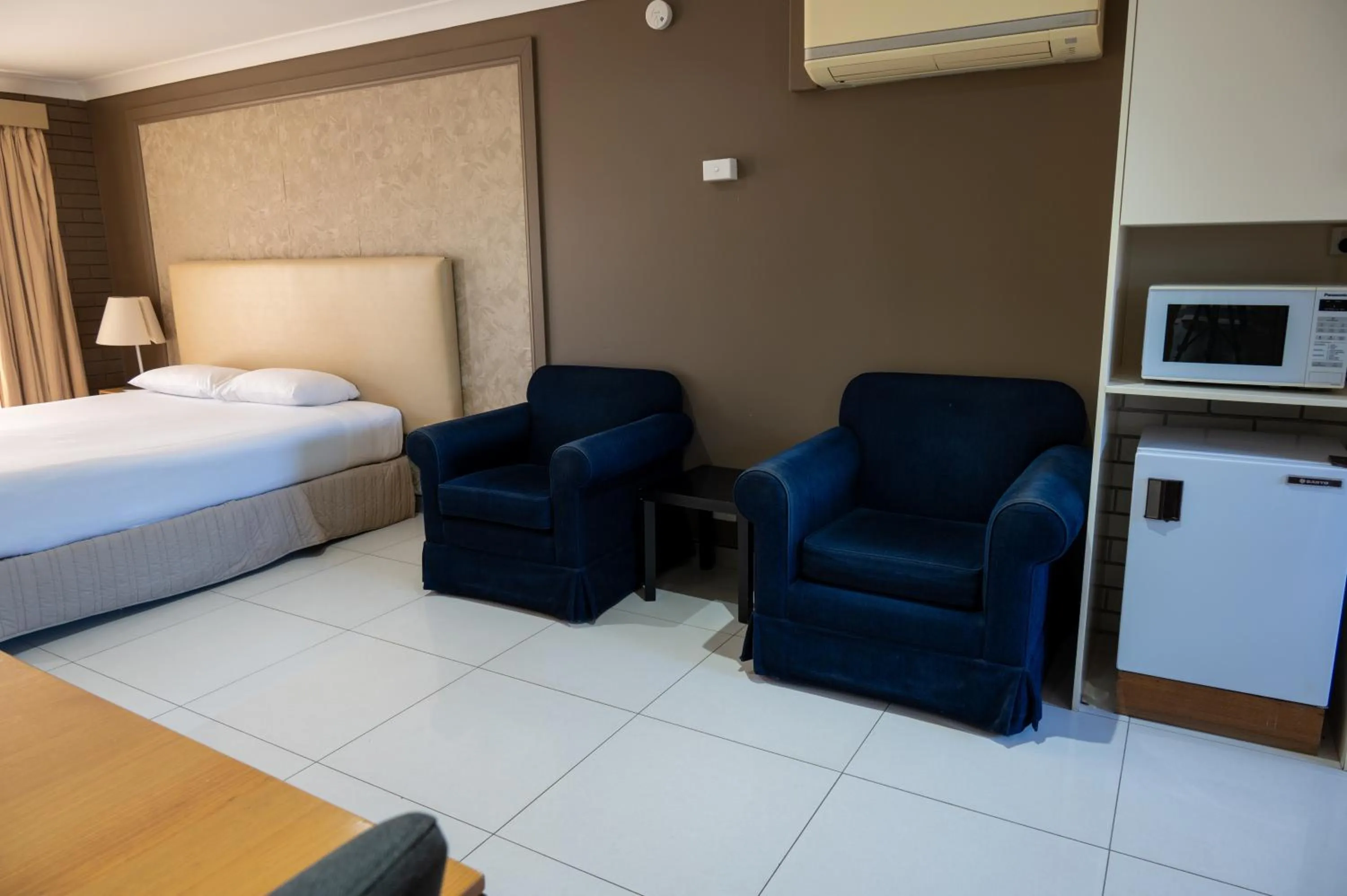 Bed in Tumut Valley Motel Pet Friendly