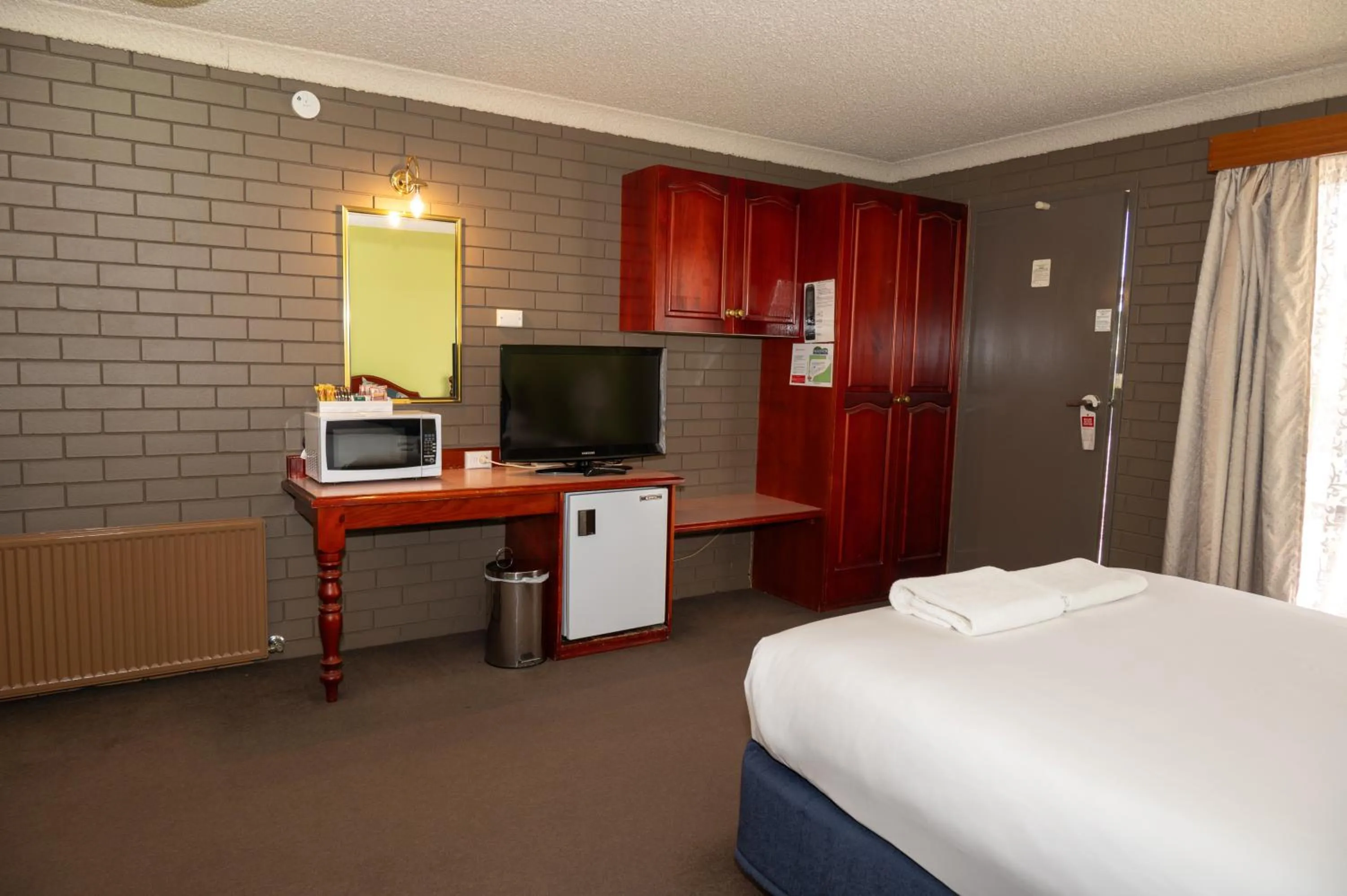 Bed in Tumut Valley Motel Pet Friendly