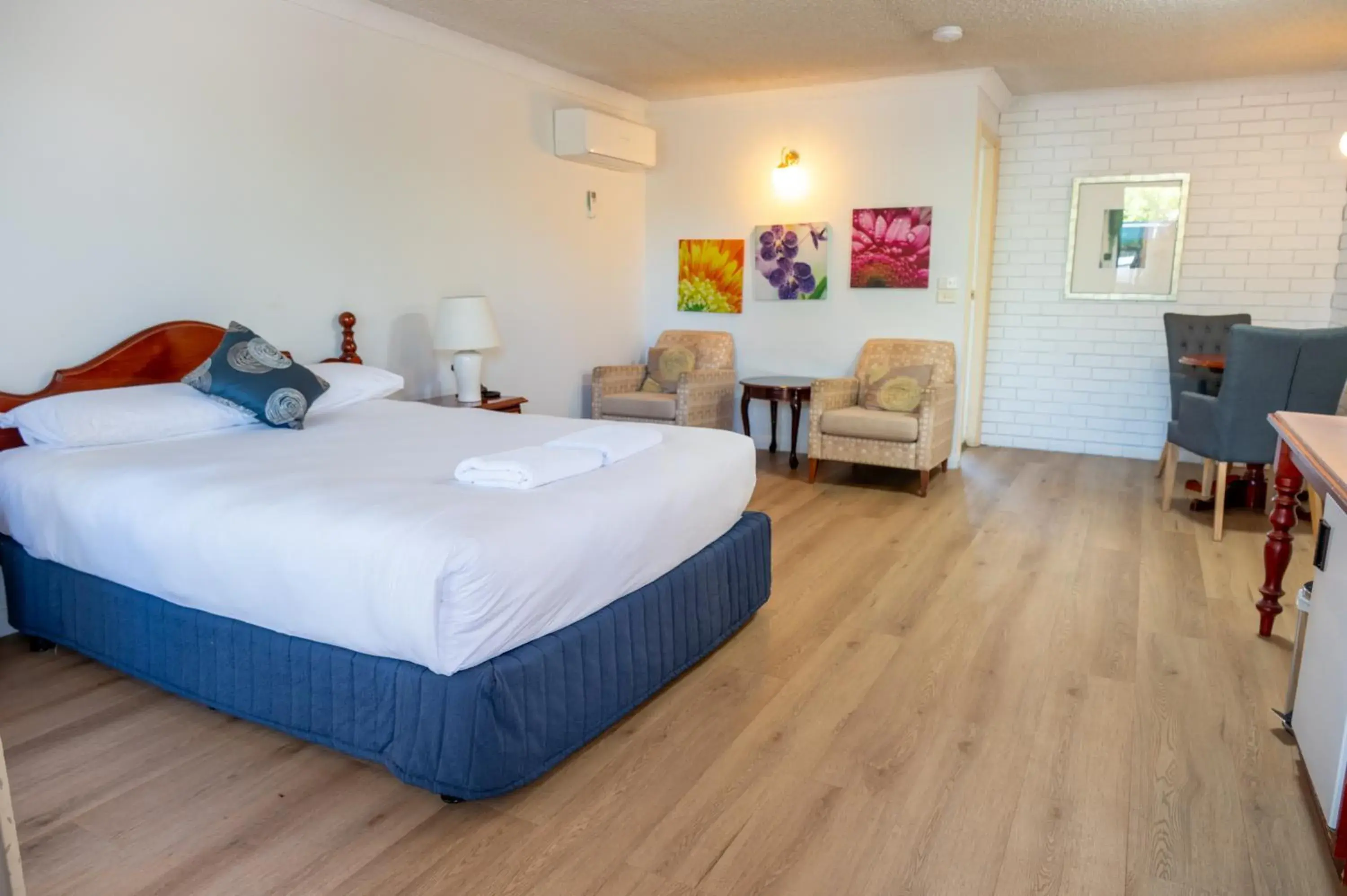 Queen Room with Spa Bath in Tumut Valley Motel Pet Friendly Queen Room with Spa Bath in Tumut Valley Motel Pet Friendly