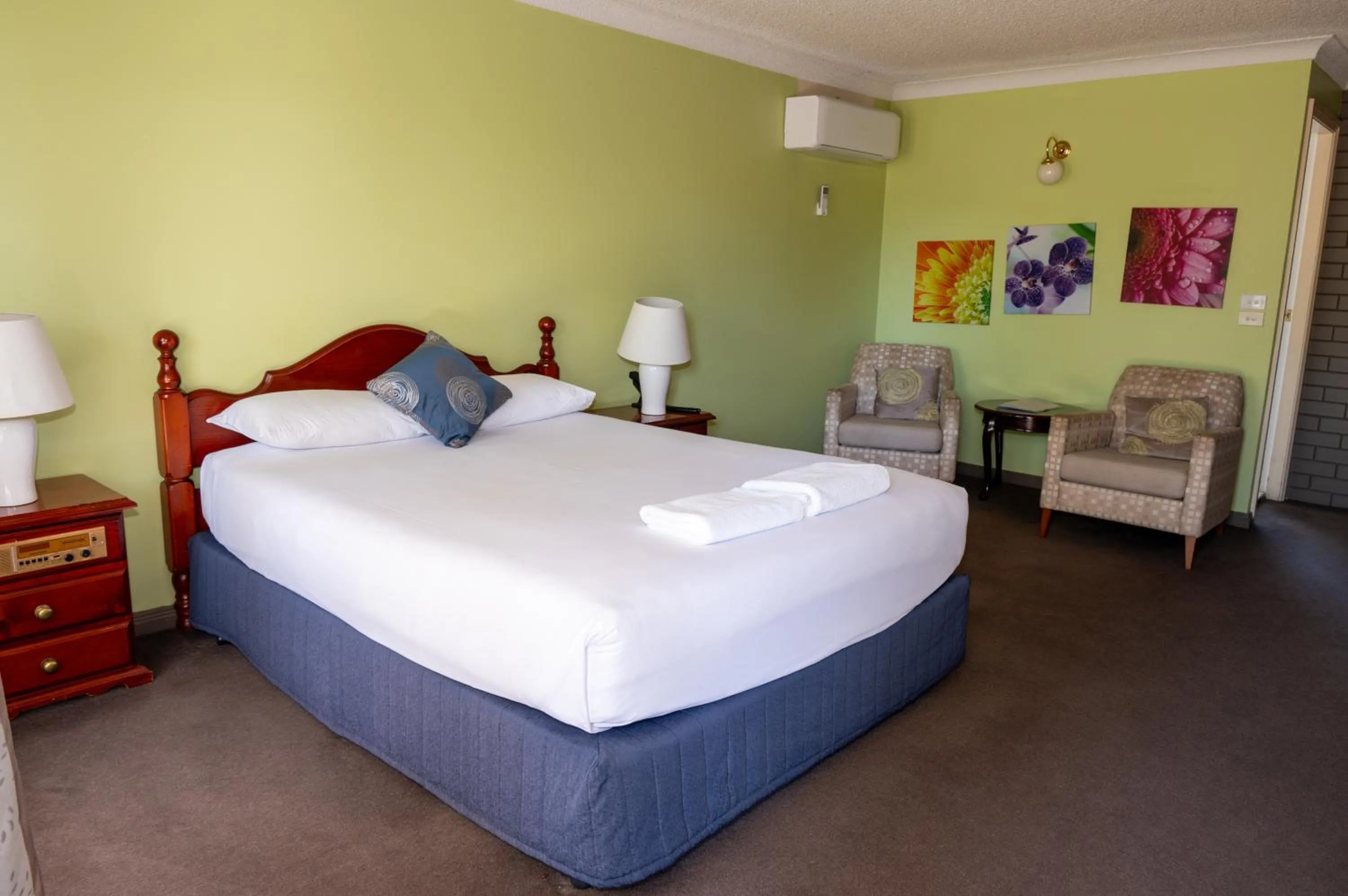 Bed in Tumut Valley Motel Pet Friendly
