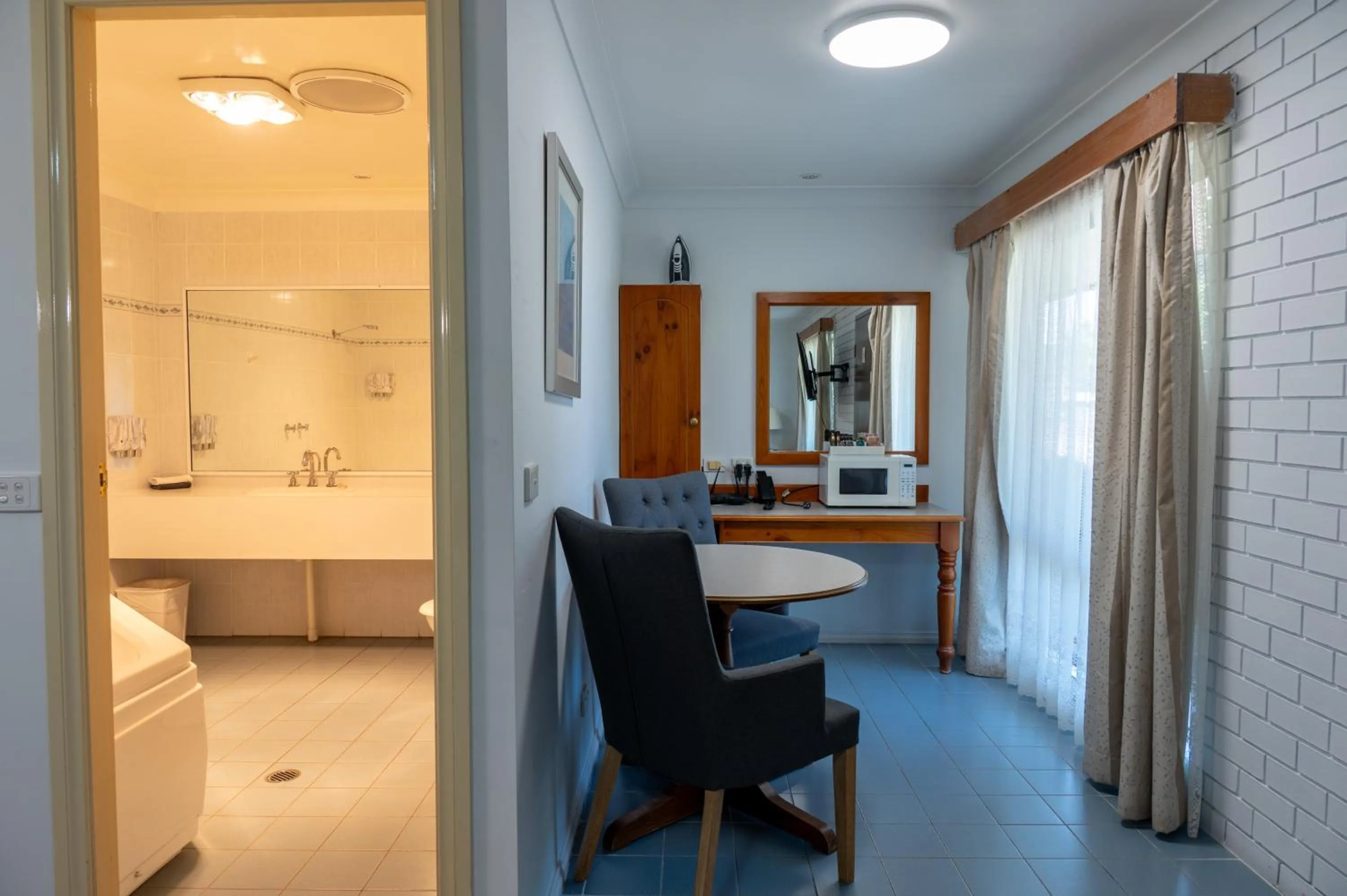 Bed in Tumut Valley Motel Pet Friendly