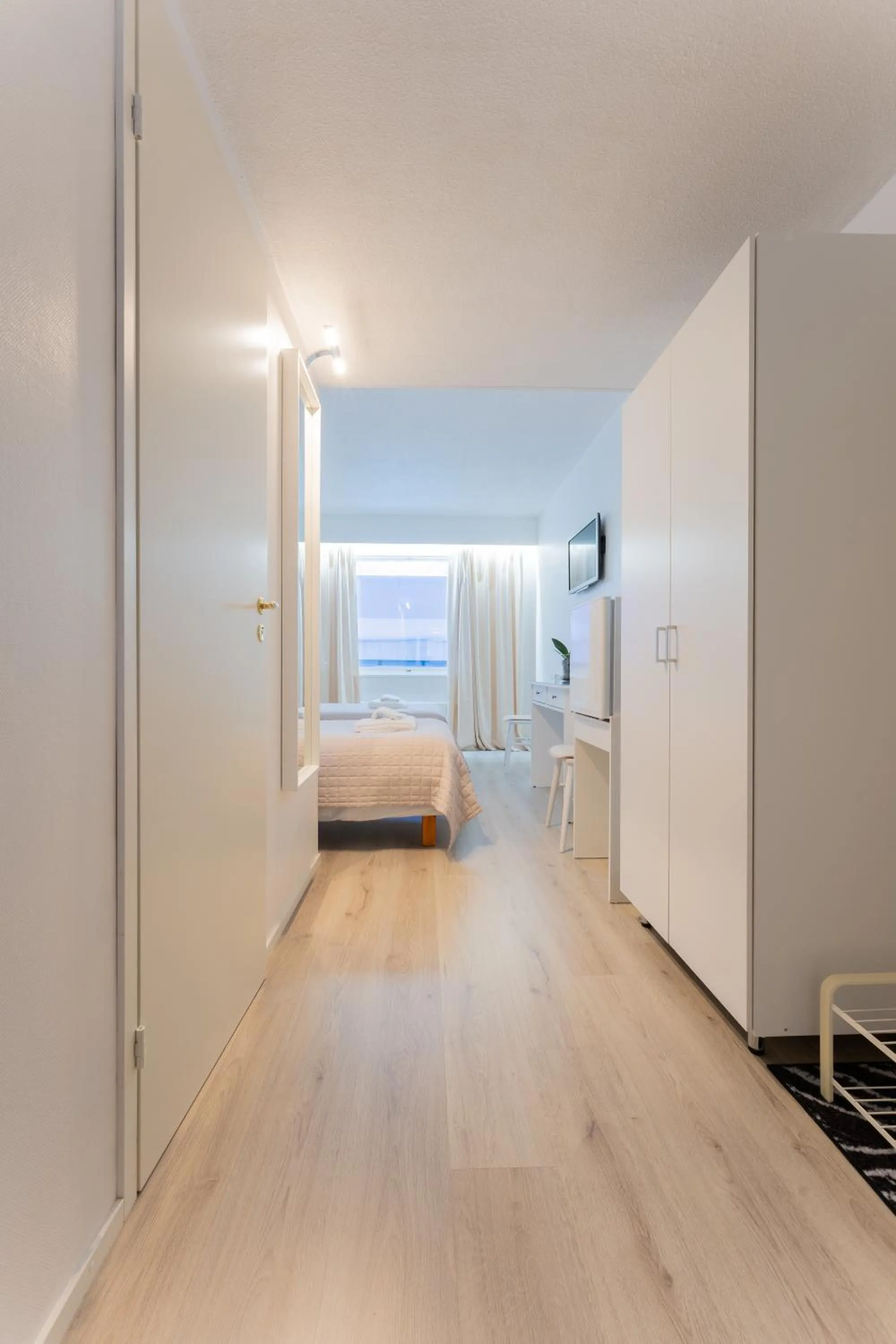 wardrobe, Bed in Hotel Kemijärvi