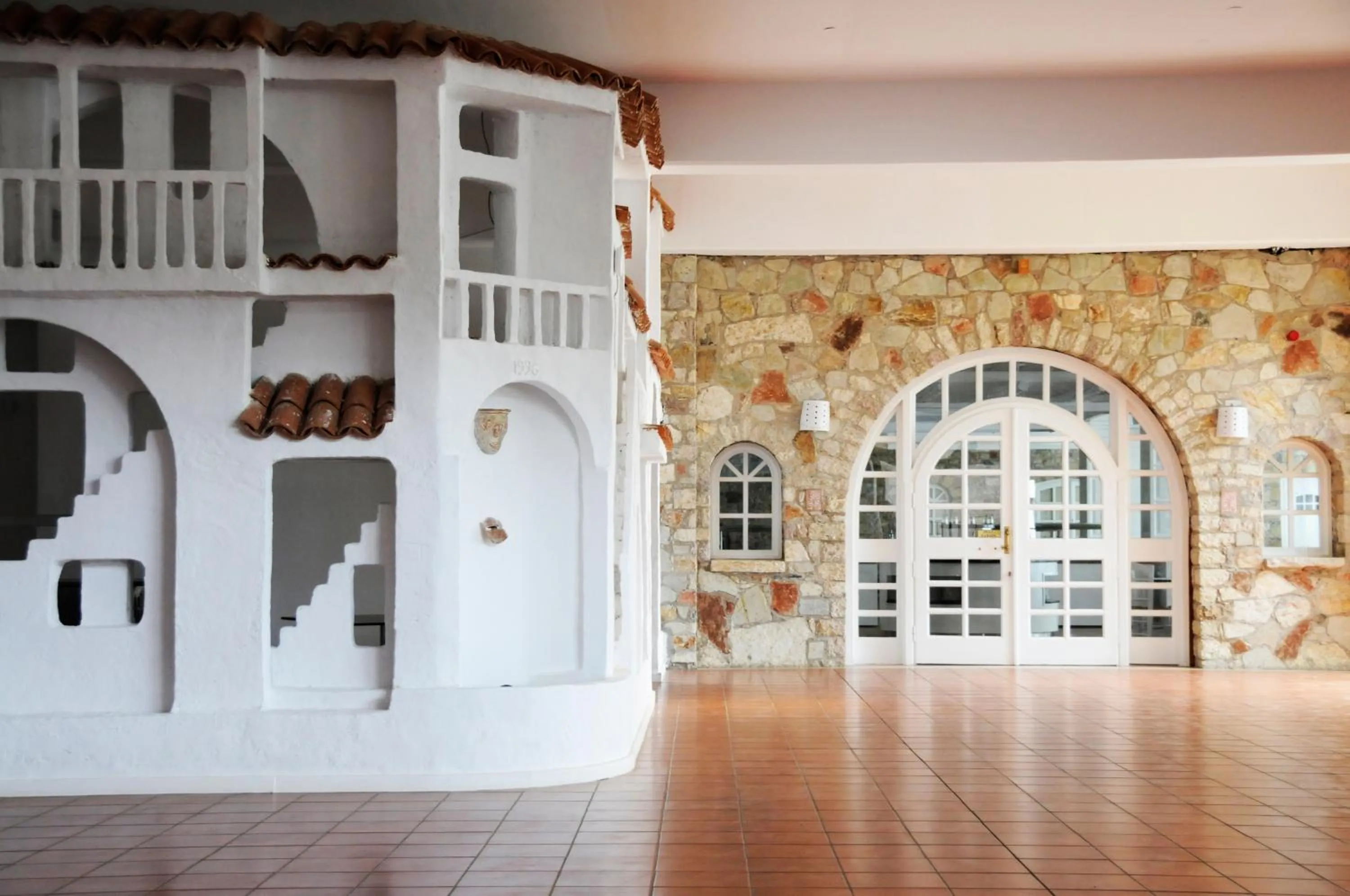 Lounge or bar in Sunrise Village Beach Hotel