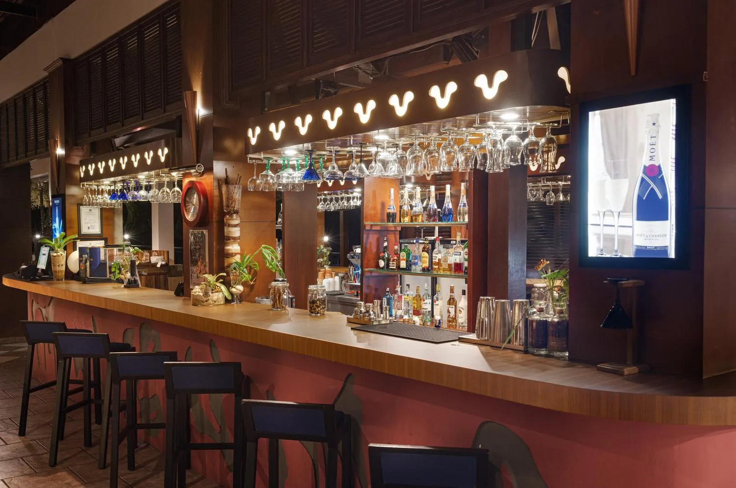 Restaurant/places to eat in Indra Maya Pool Villas