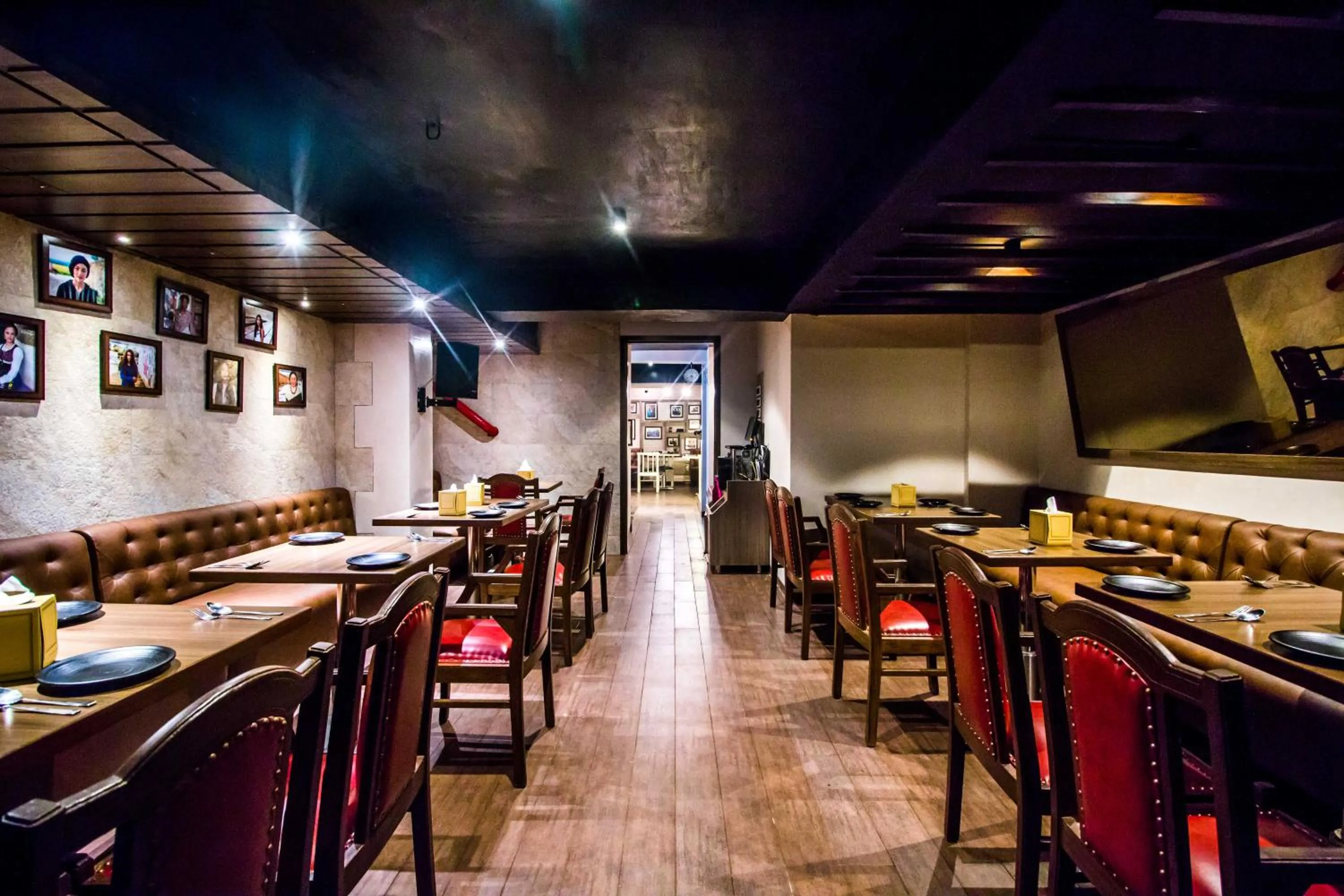 Restaurant/places to eat in Hotel Oriental Aster - Mumbai International Airport