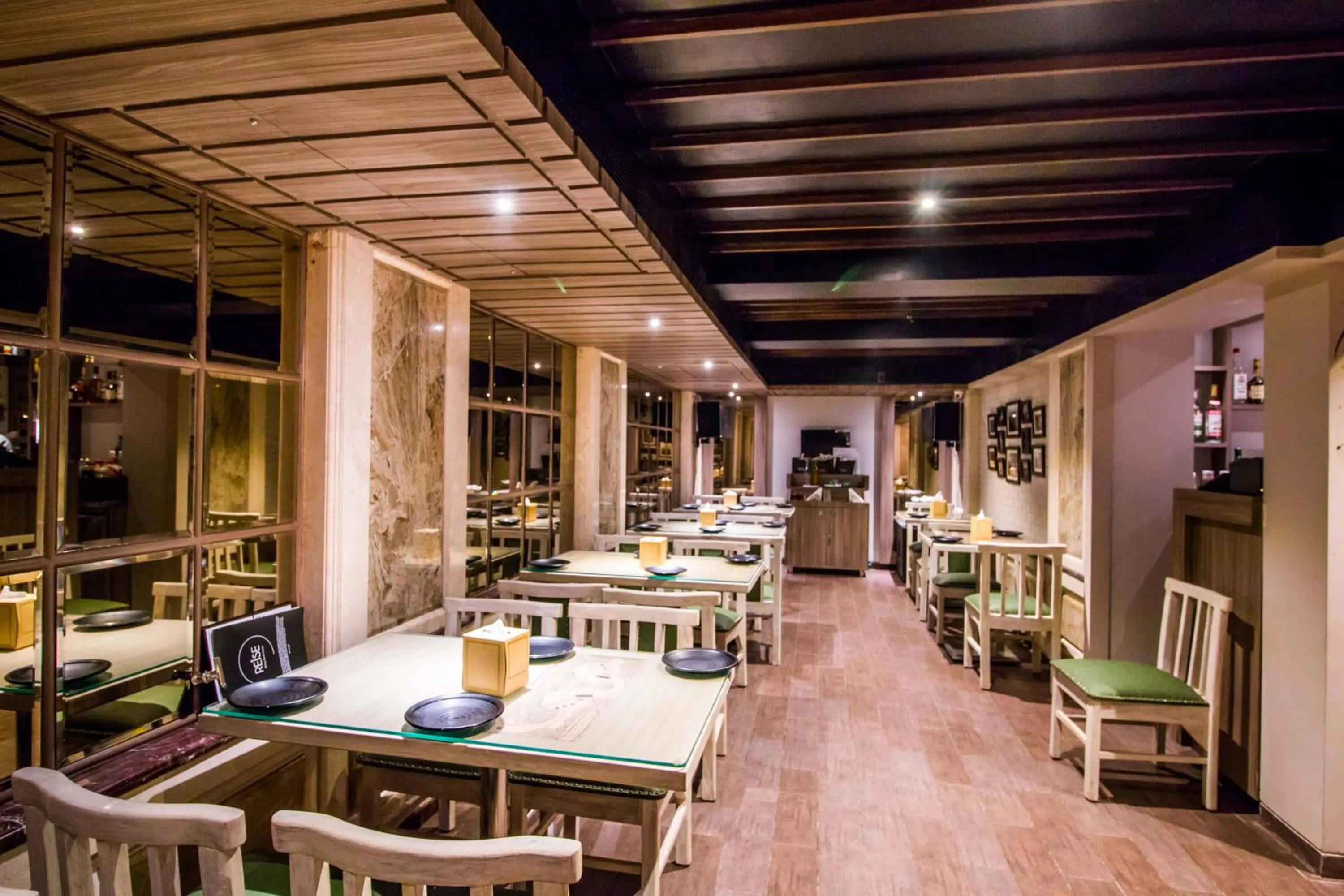 Restaurant/places to eat in Hotel Oriental Aster - Mumbai International Airport