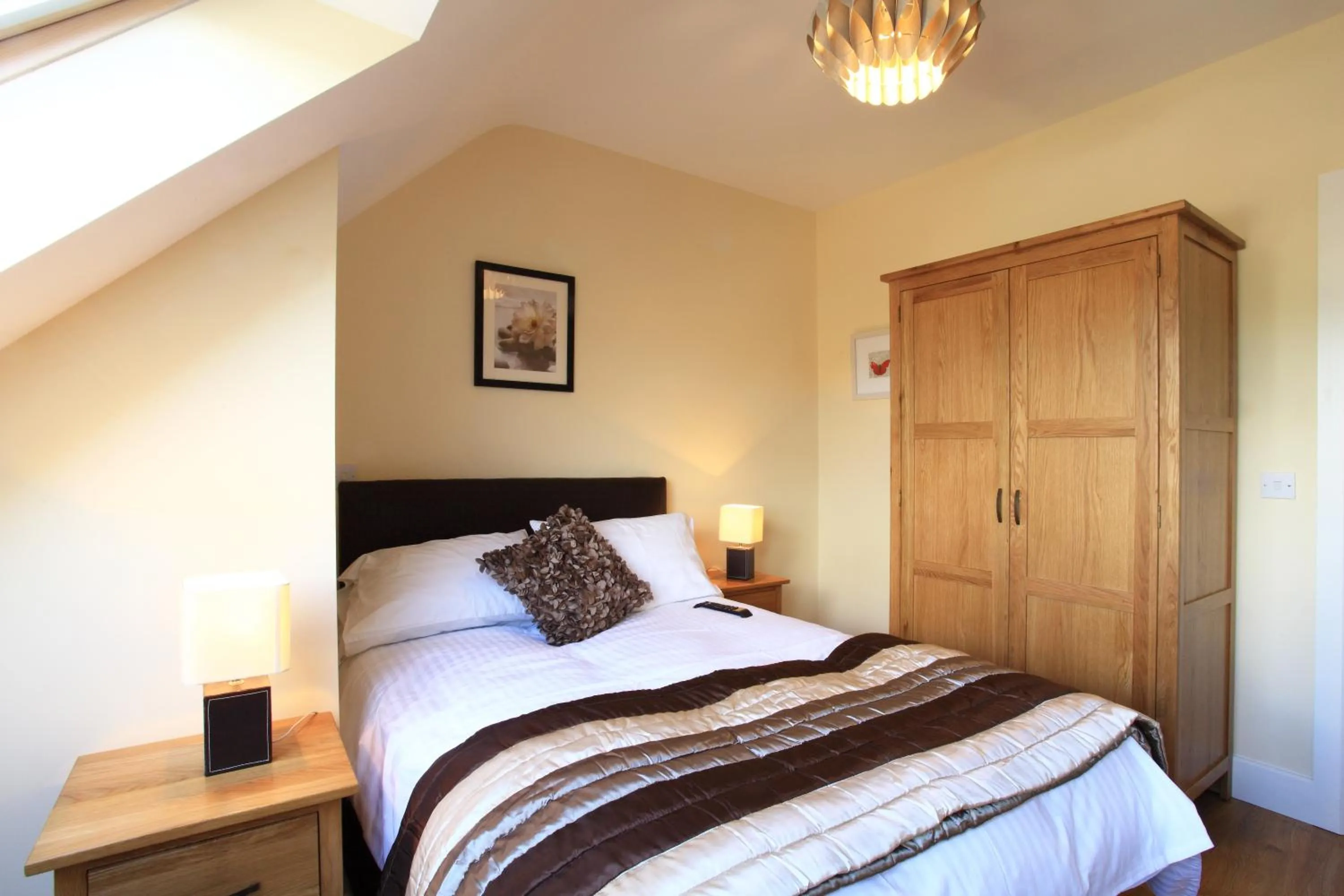 Bedroom, Bed in O'Donnabhain's