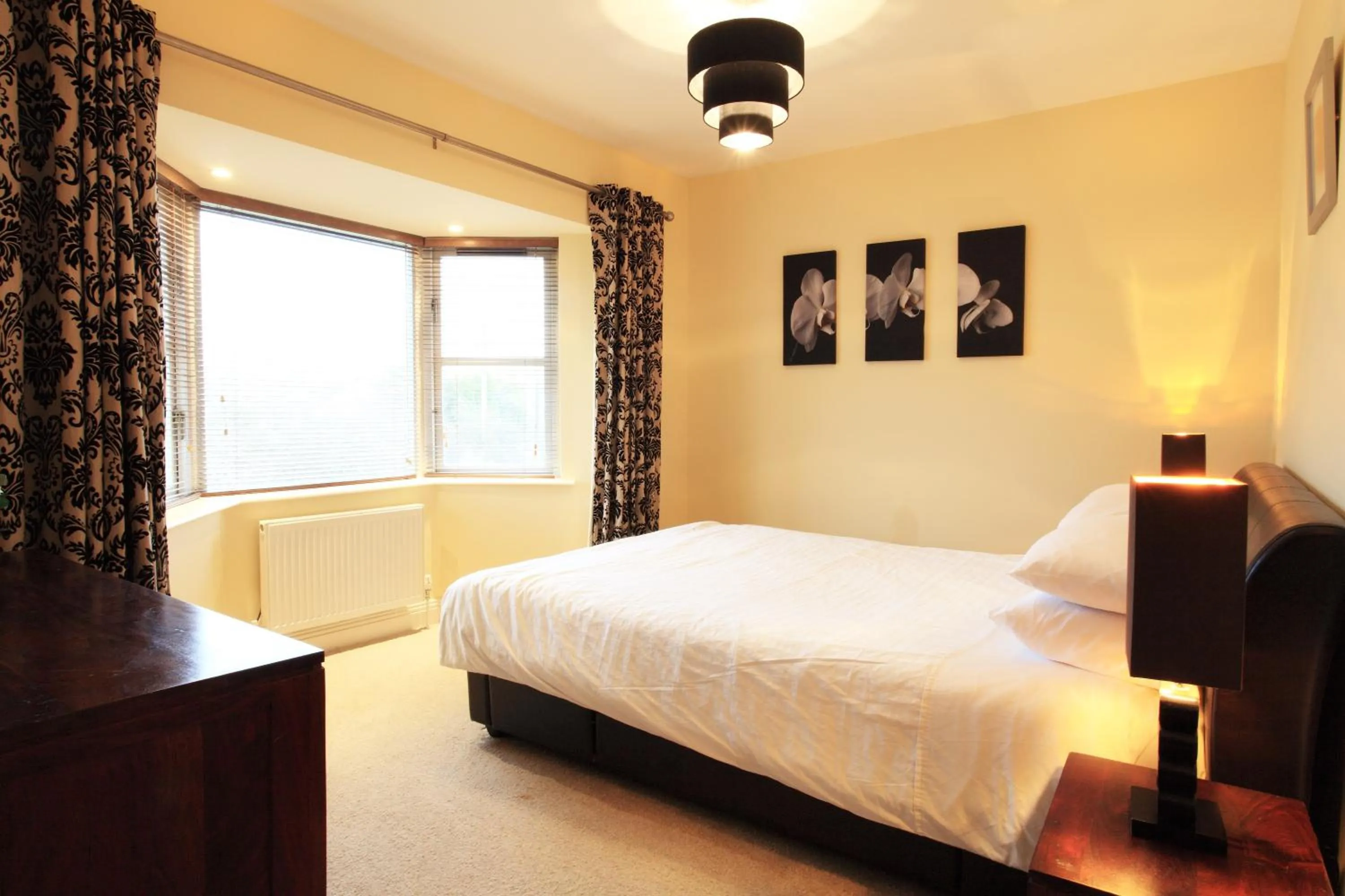 Bedroom, Bed in O'Donnabhain's