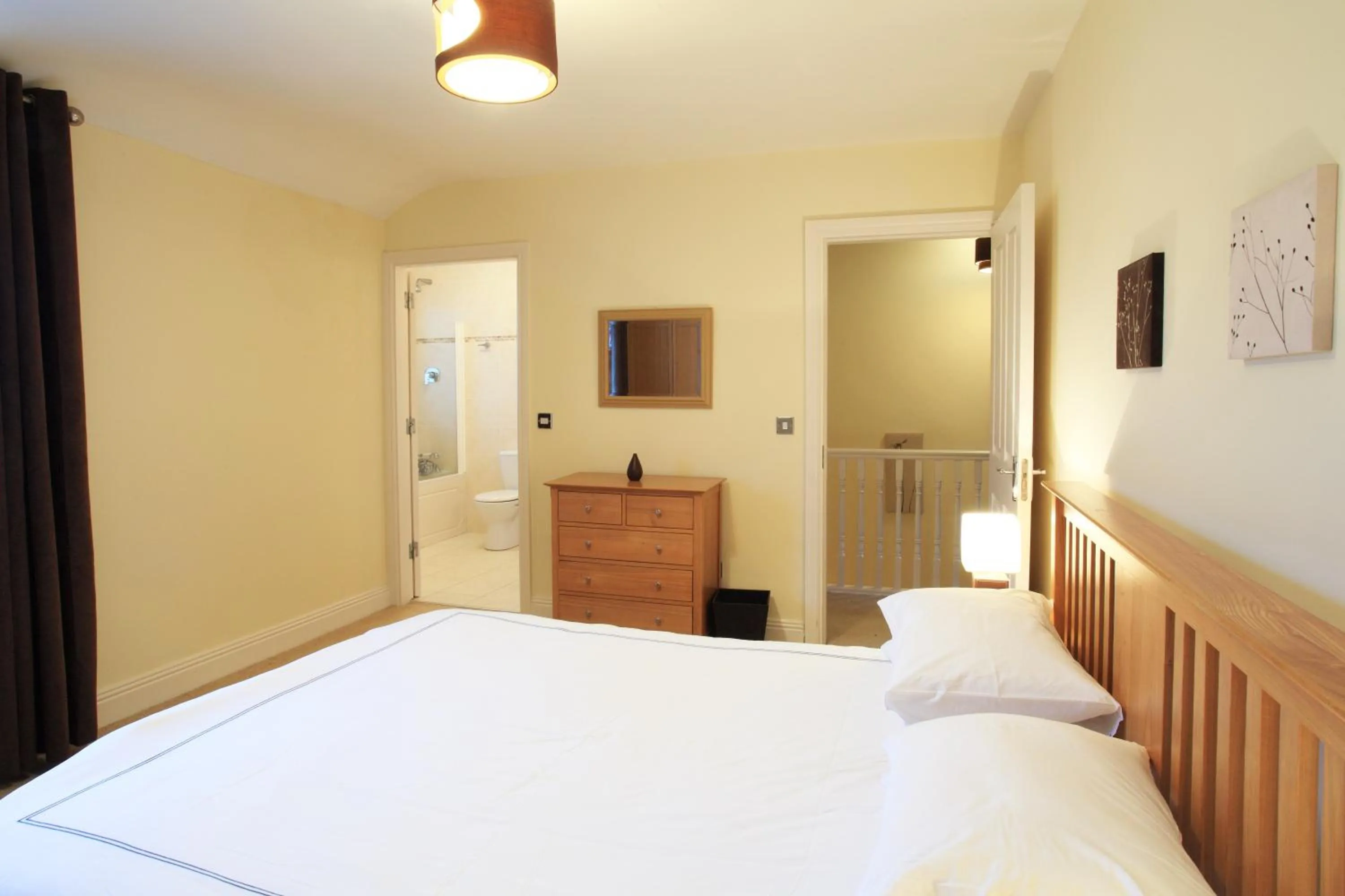 Bedroom, Bed in O'Donnabhain's