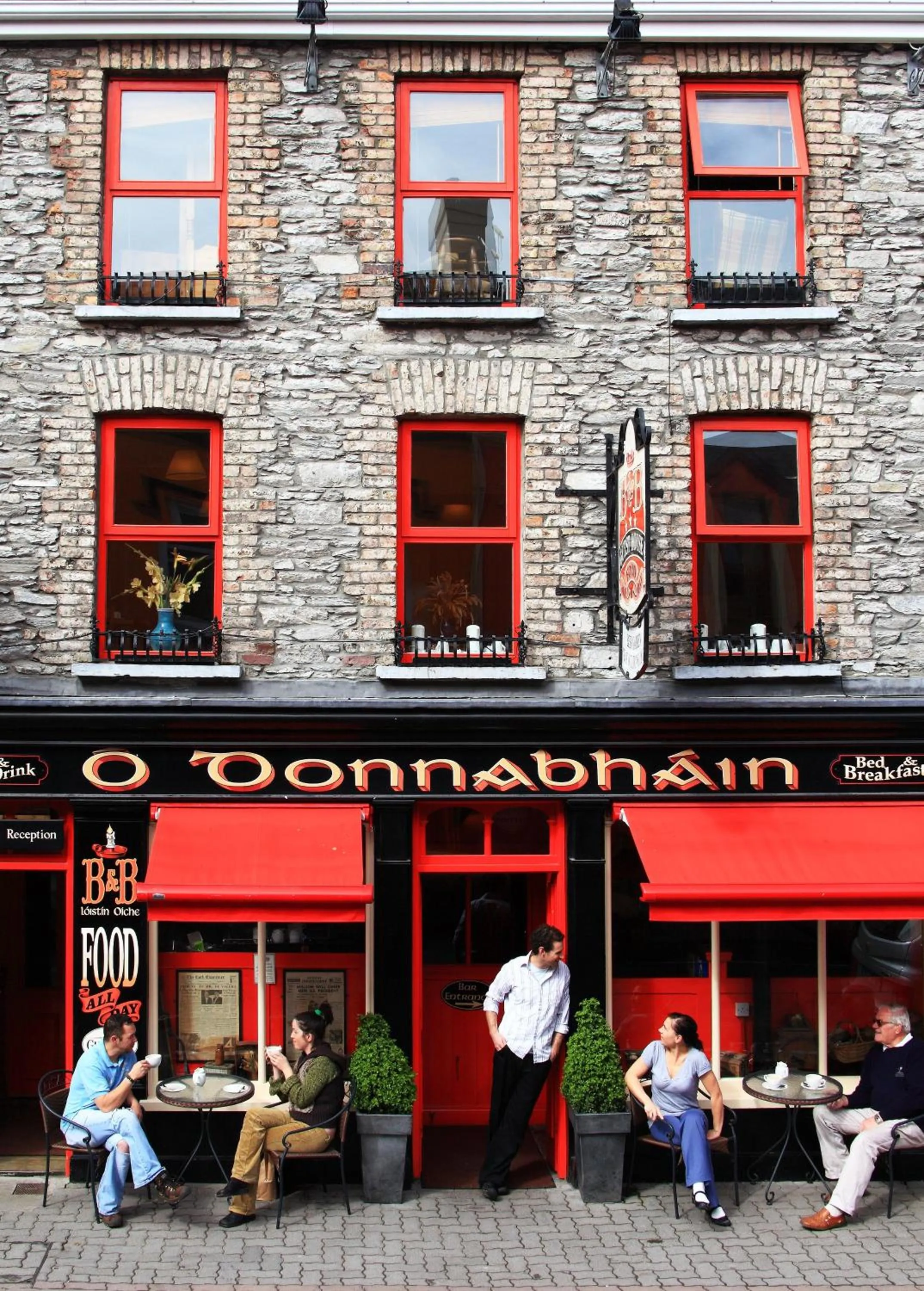 Facade/entrance in O'Donnabhain's