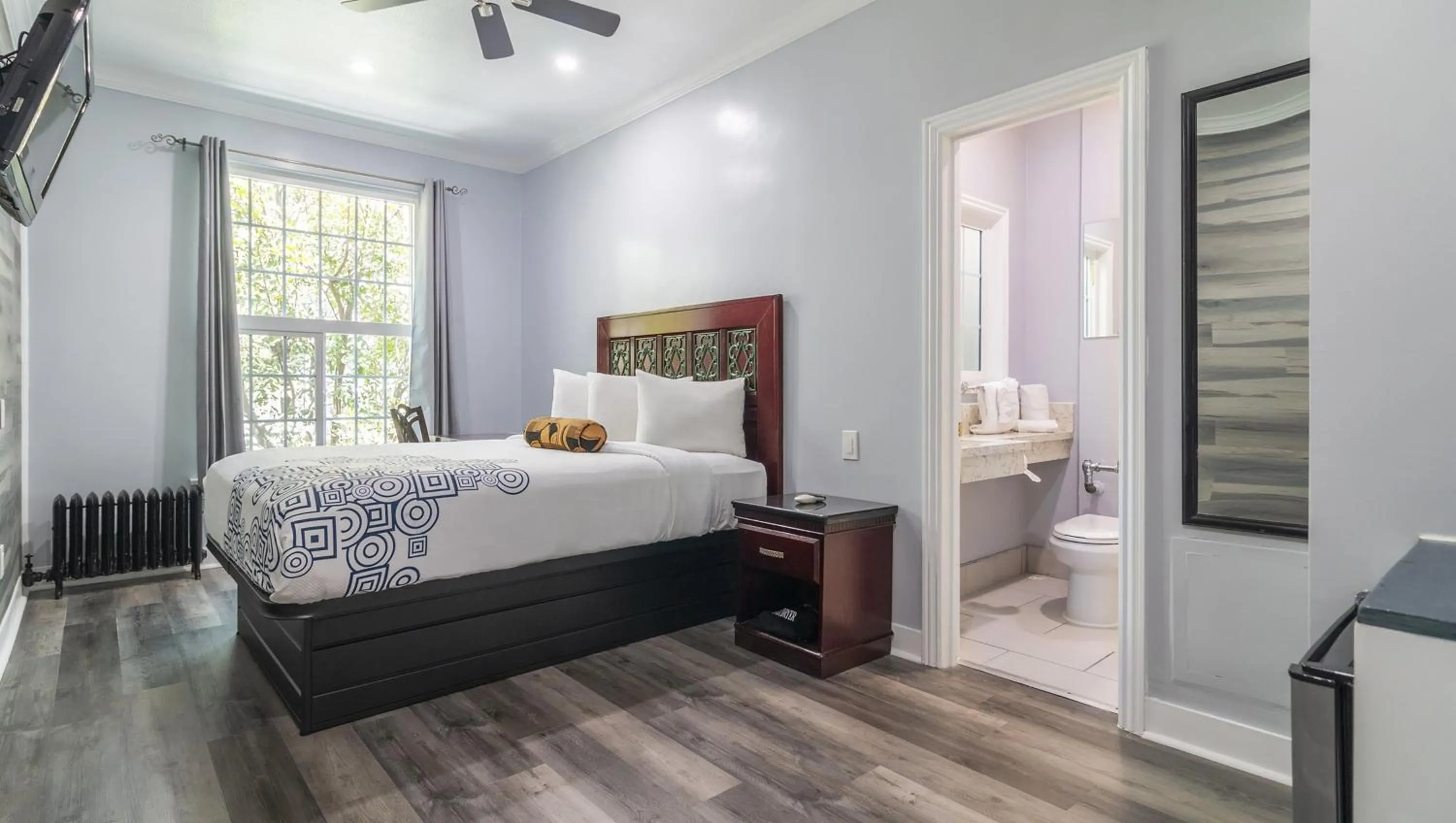 Photo of the whole room, Bed in Greenleaf Hotel Long Beach Convention Center