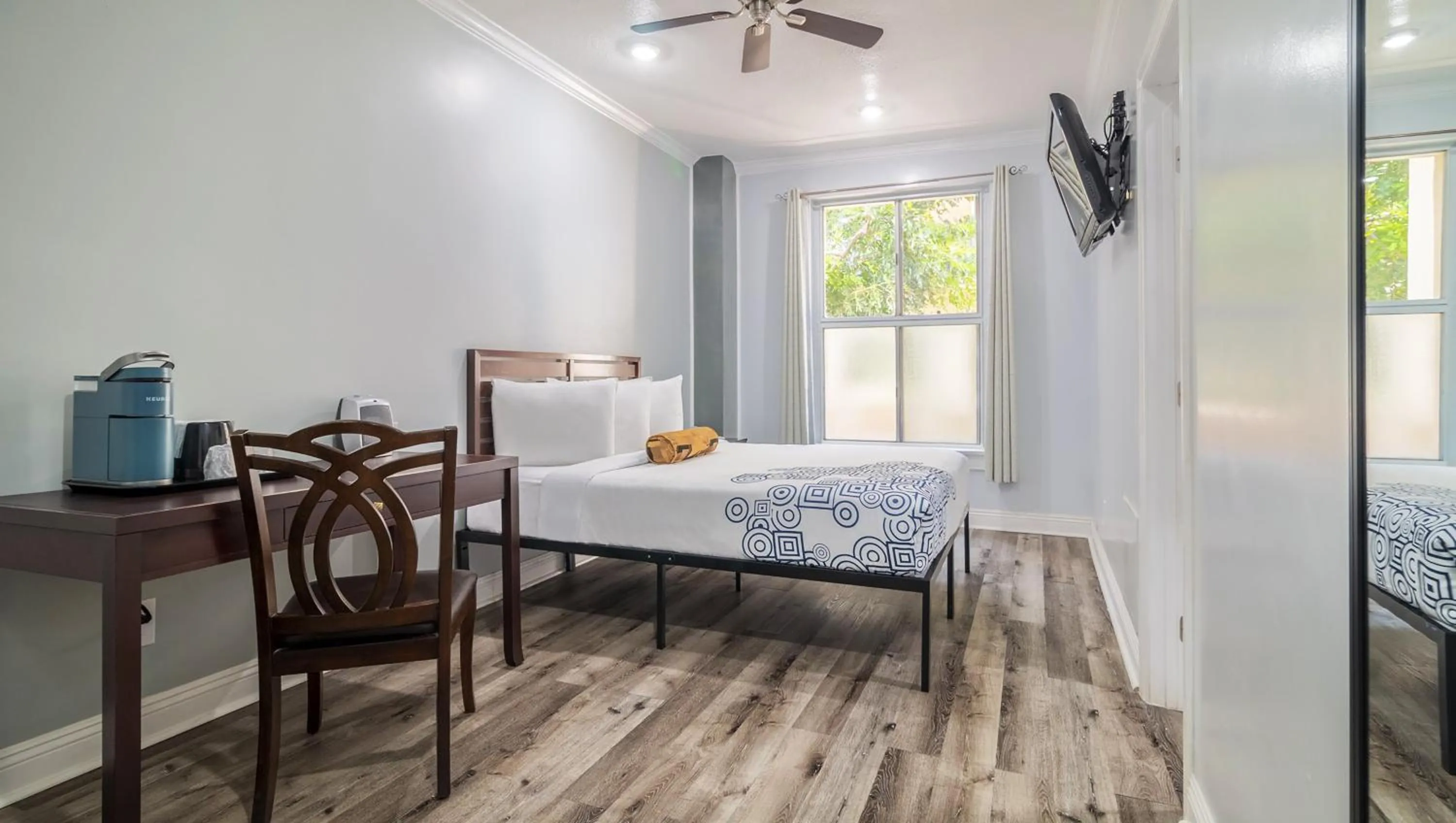 Photo of the whole room, Bed in Greenleaf Hotel Long Beach Convention Center