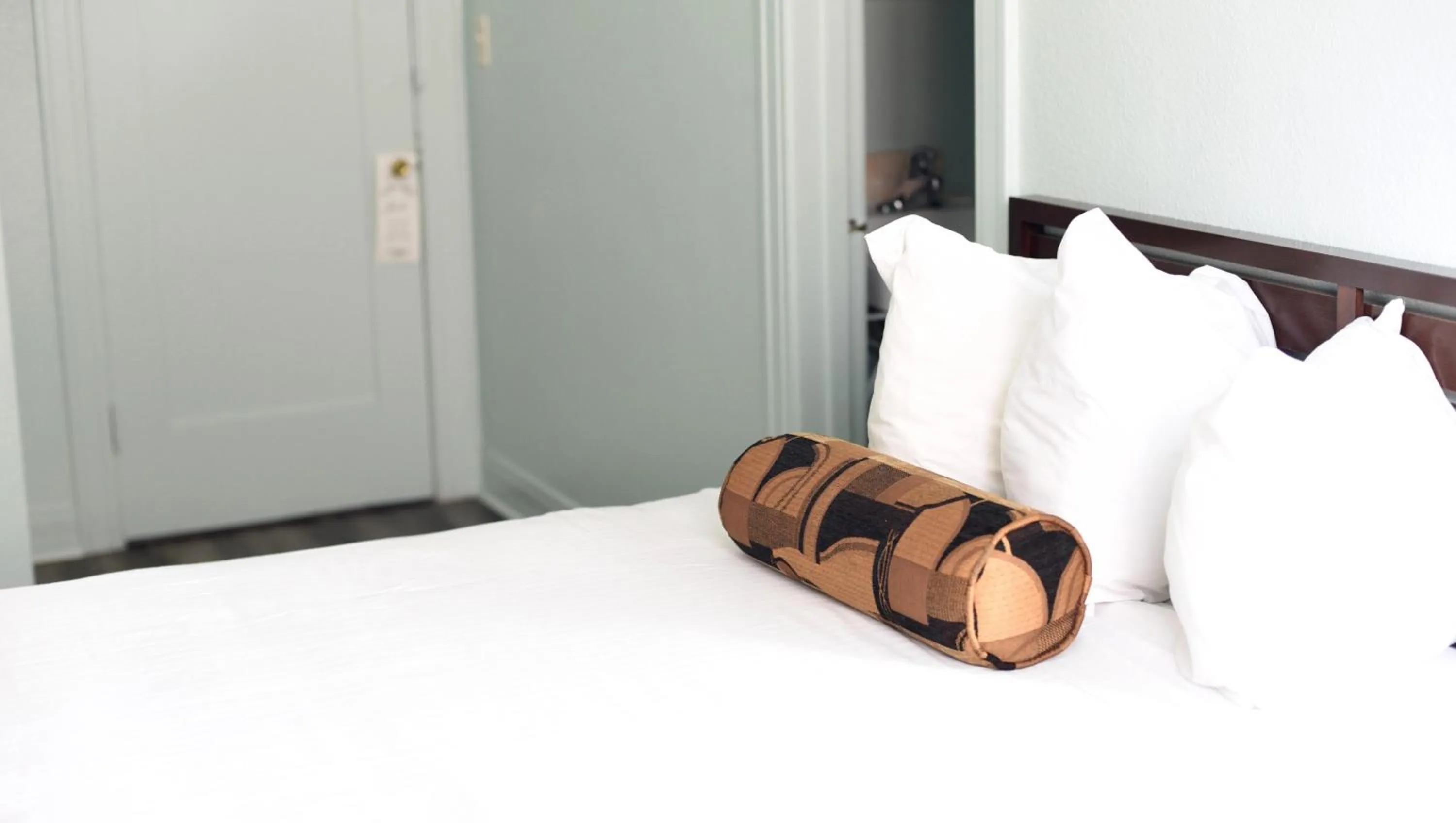 Bedroom, Bed in Greenleaf Hotel Long Beach Convention Center