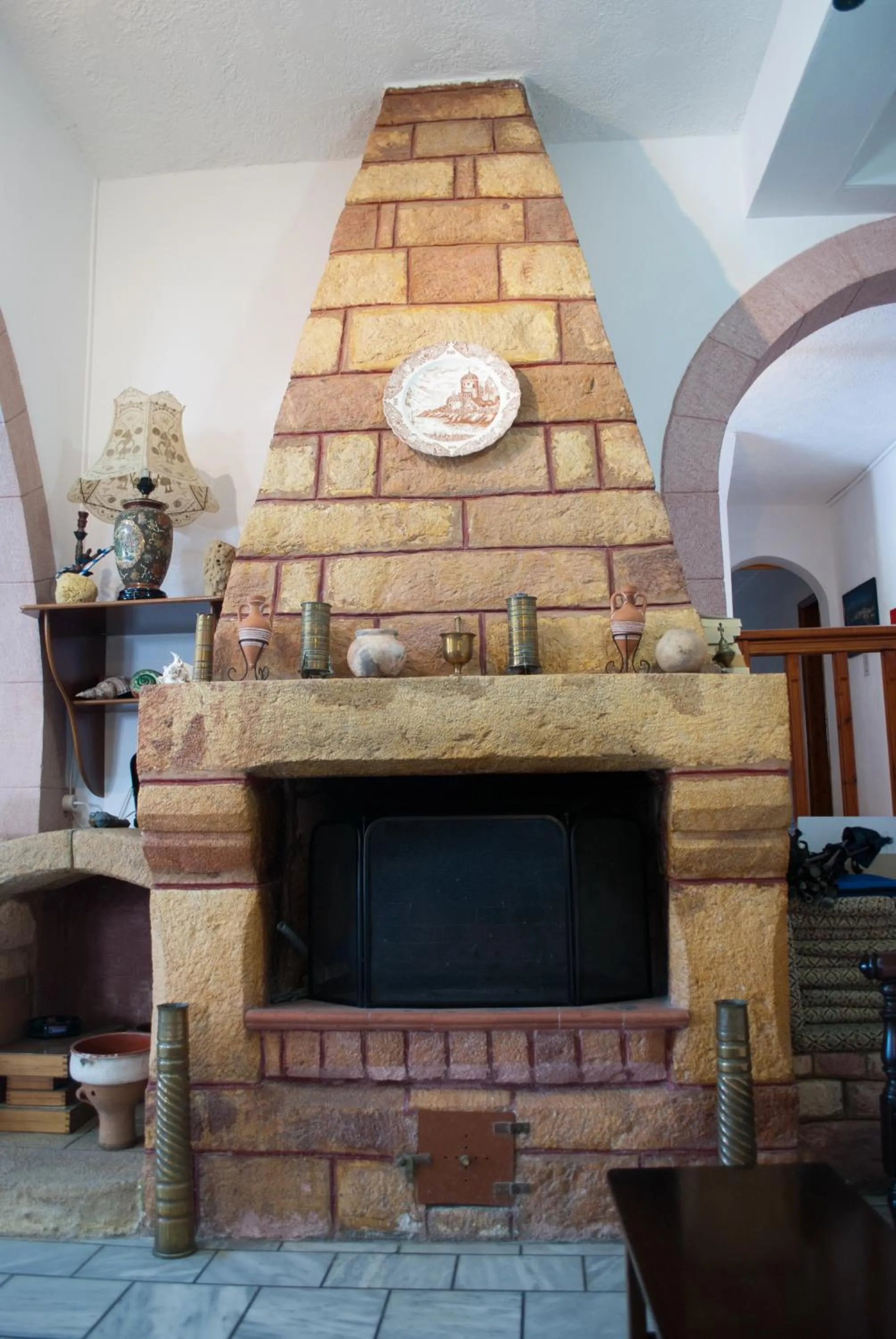 Communal lounge/ TV room in Asteri Hotel