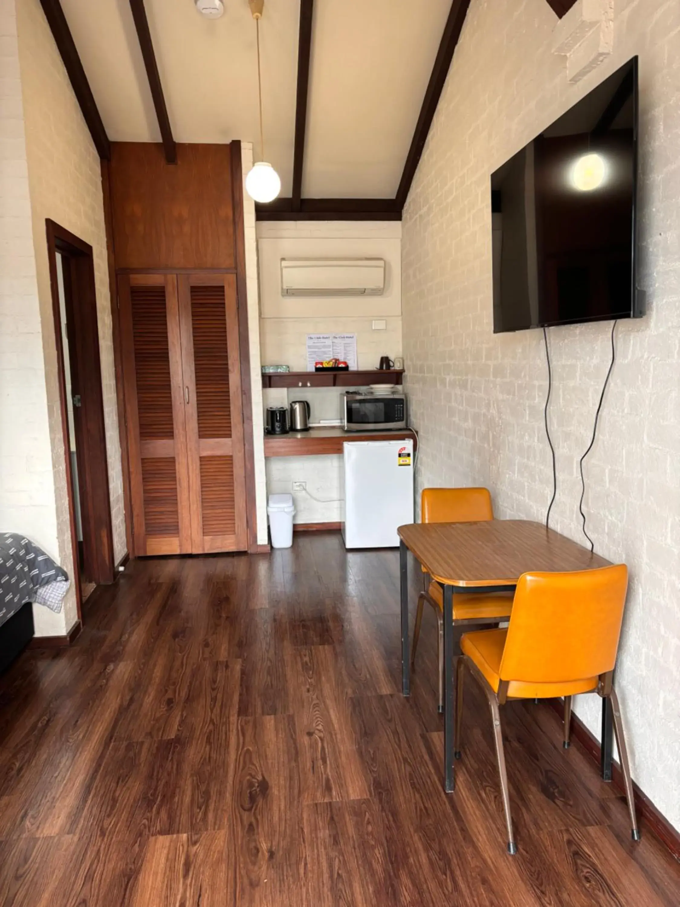 Queen Room with Ensuite in The Club Hotel Collie Queen Room with Ensuite in The Club Hotel Collie