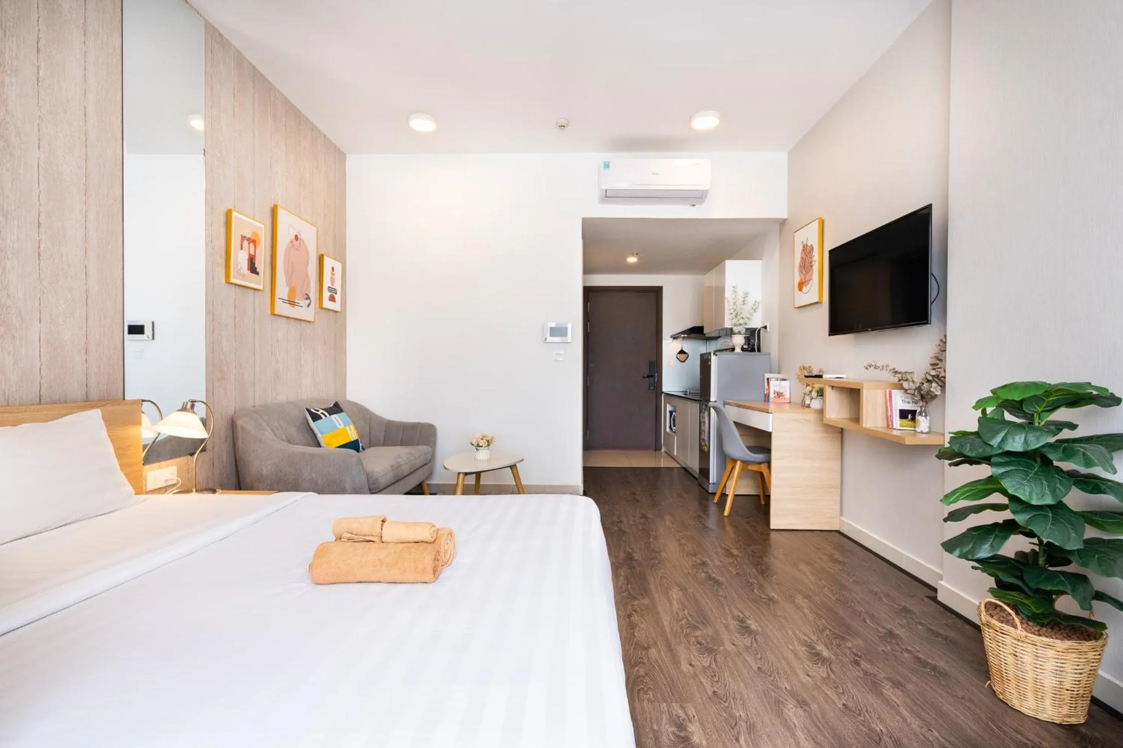 Bed in Infinity Pool Signature - Saigon Rivergate