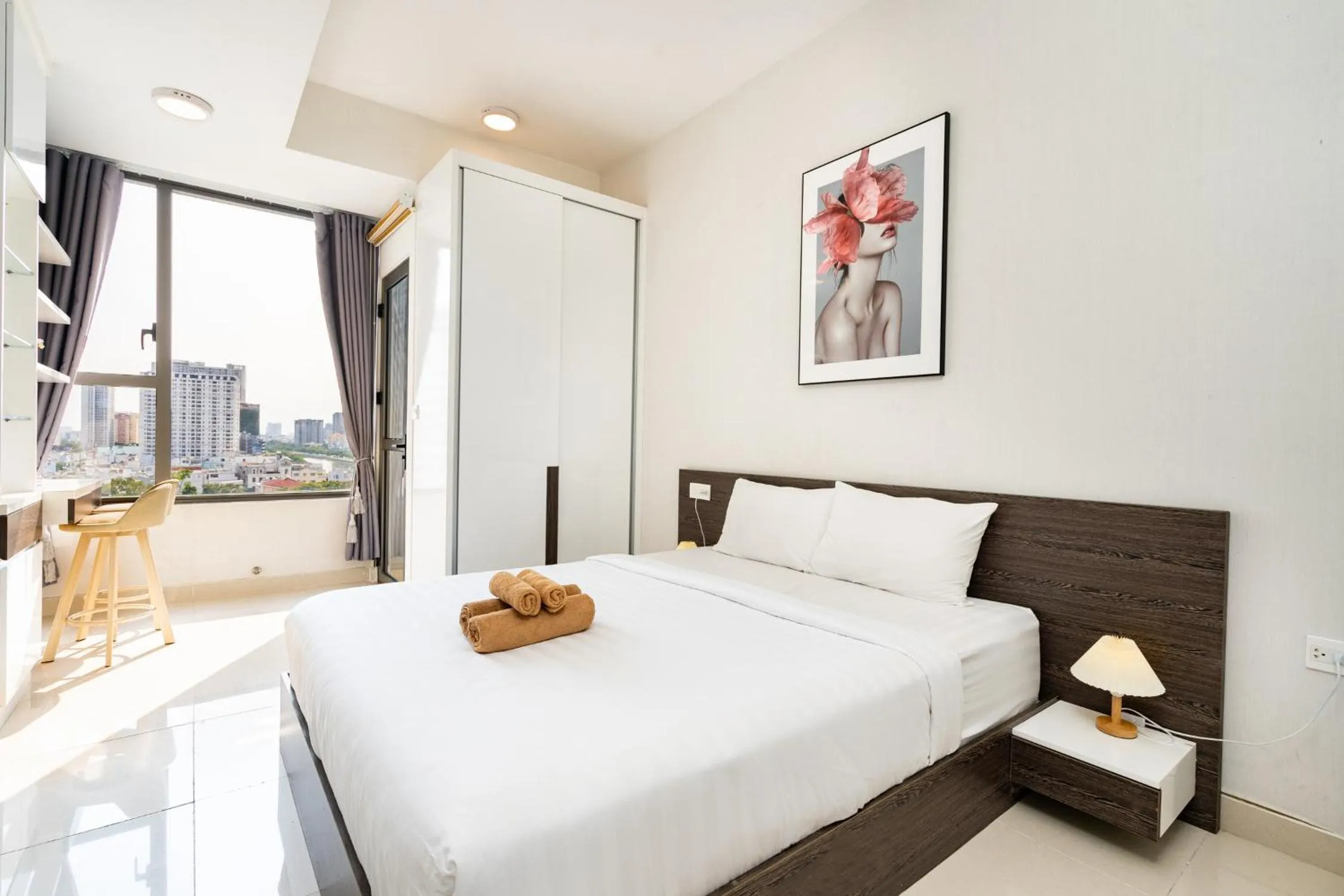 Bed in Infinity Pool Signature - Saigon Rivergate