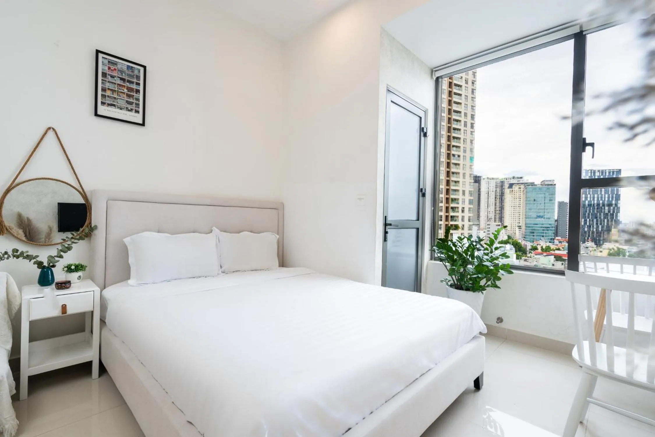 Bed in Infinity Pool Signature - Saigon Rivergate