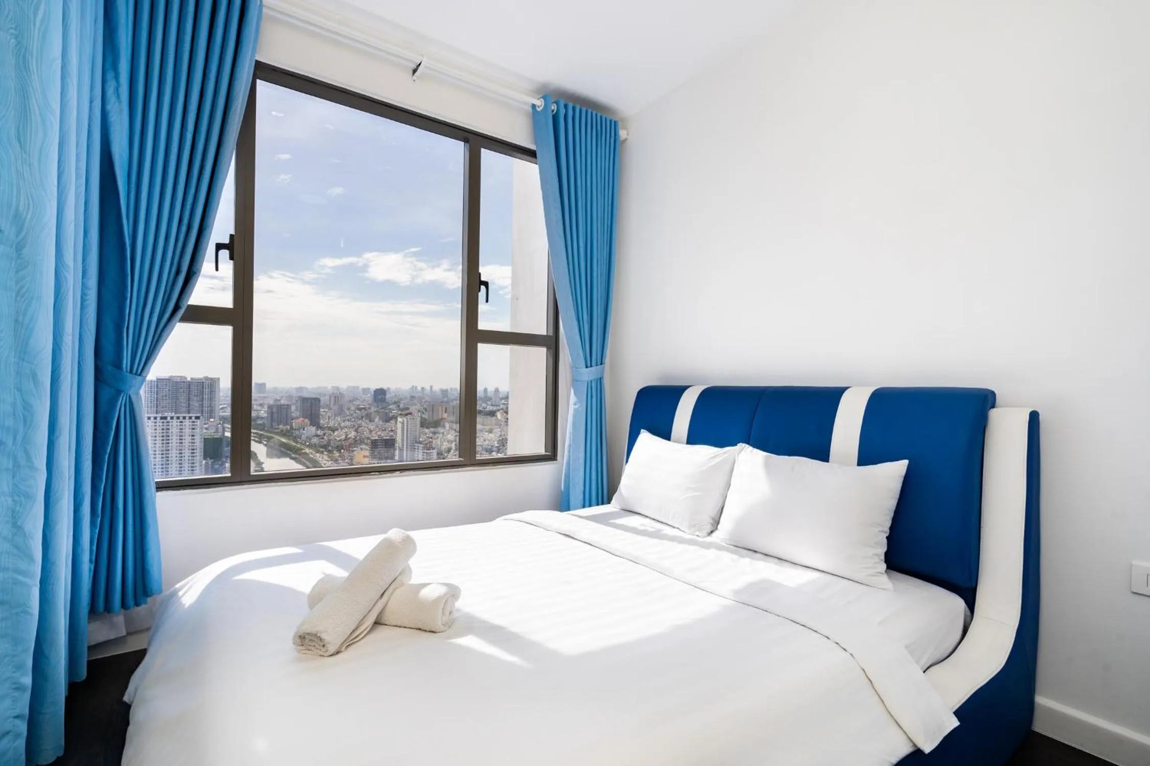 Bed in Infinity Pool Signature - Saigon Rivergate