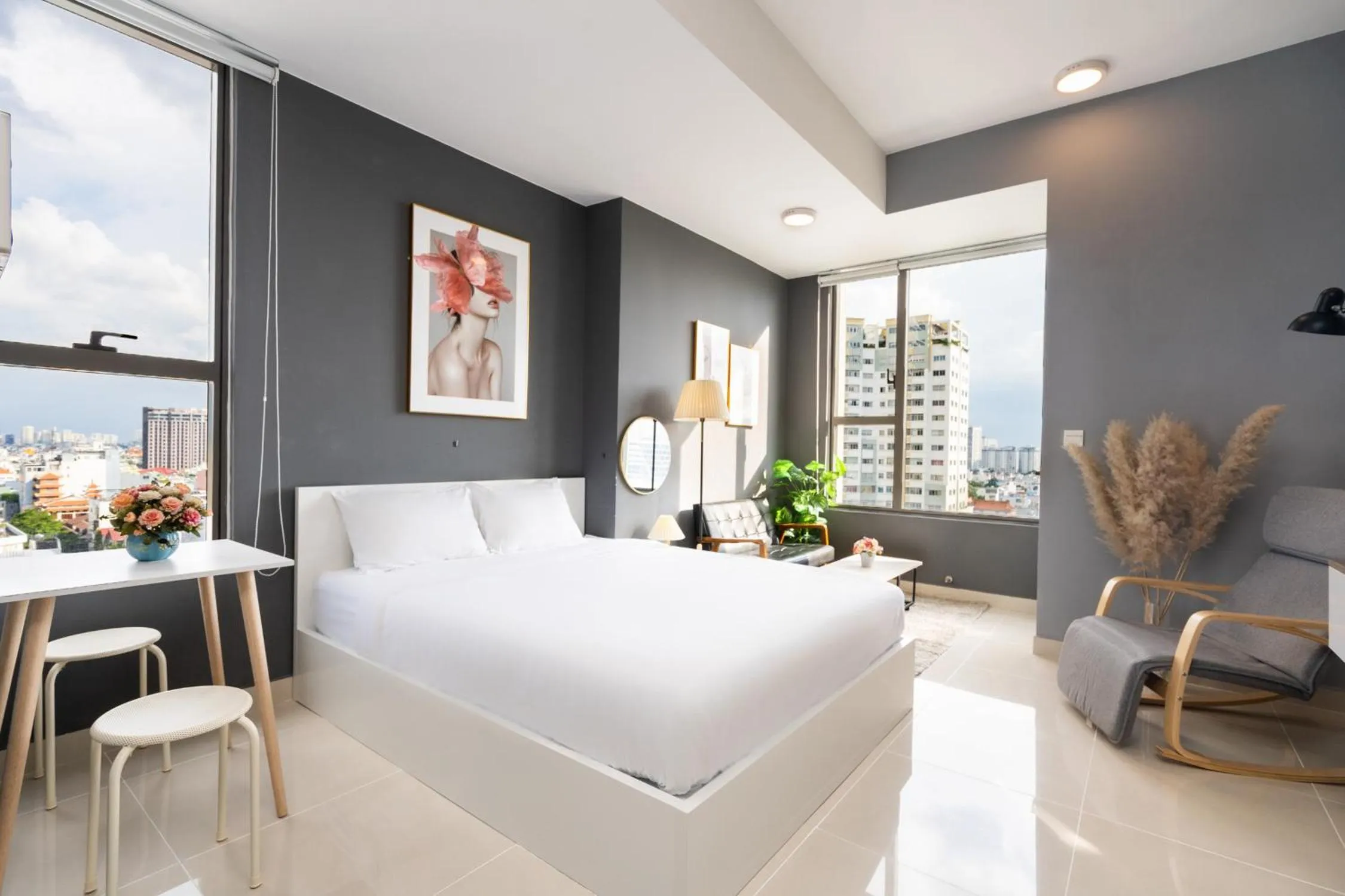 Bed in Infinity Pool Signature - Saigon Rivergate