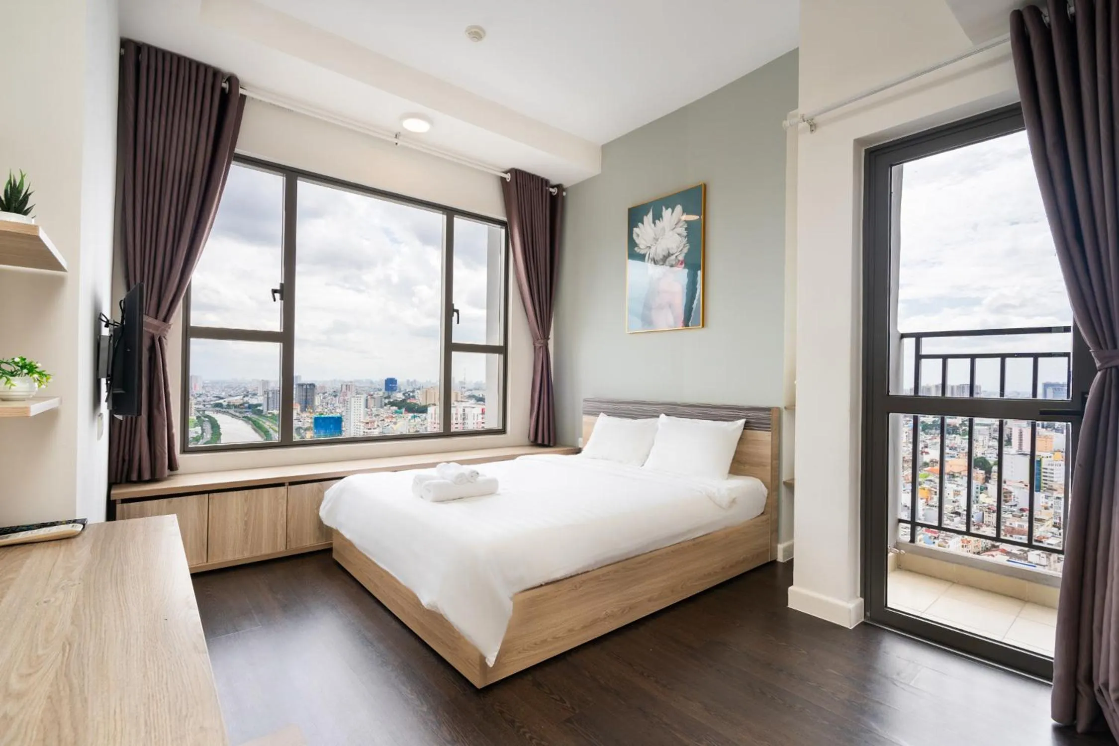 Bed in Infinity Pool Signature - Saigon Rivergate