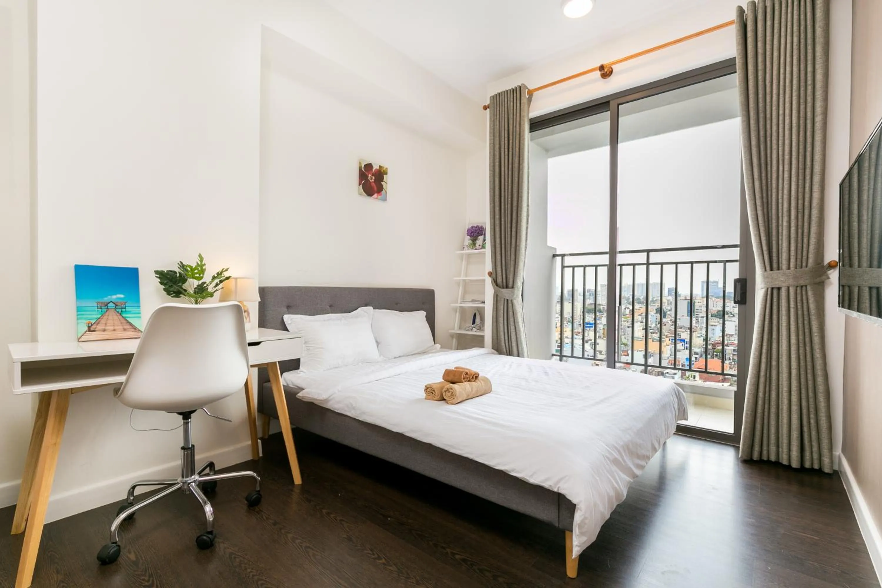 Bed in Infinity Pool Signature - Saigon Rivergate