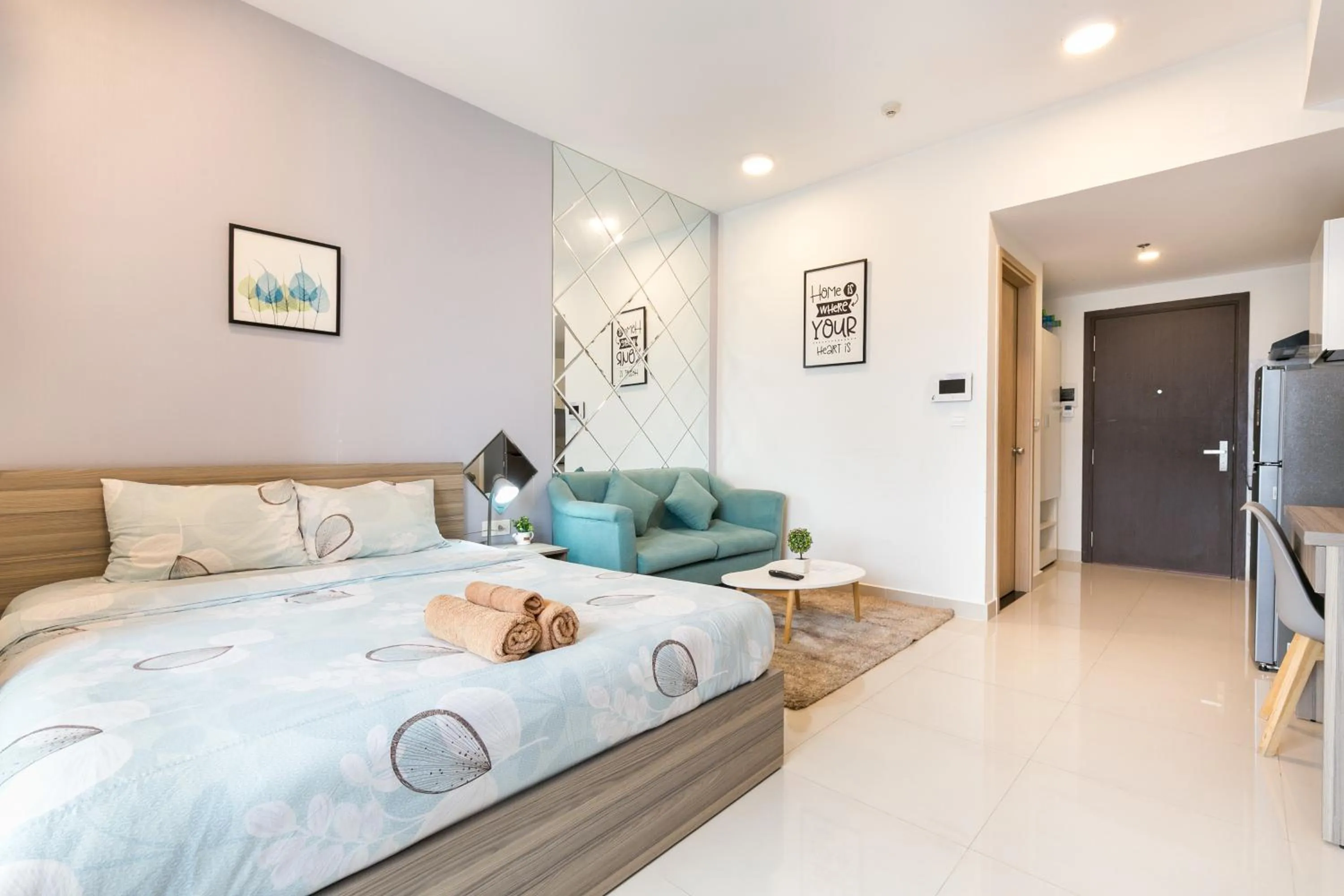 Bed in Infinity Pool Signature - Saigon Rivergate