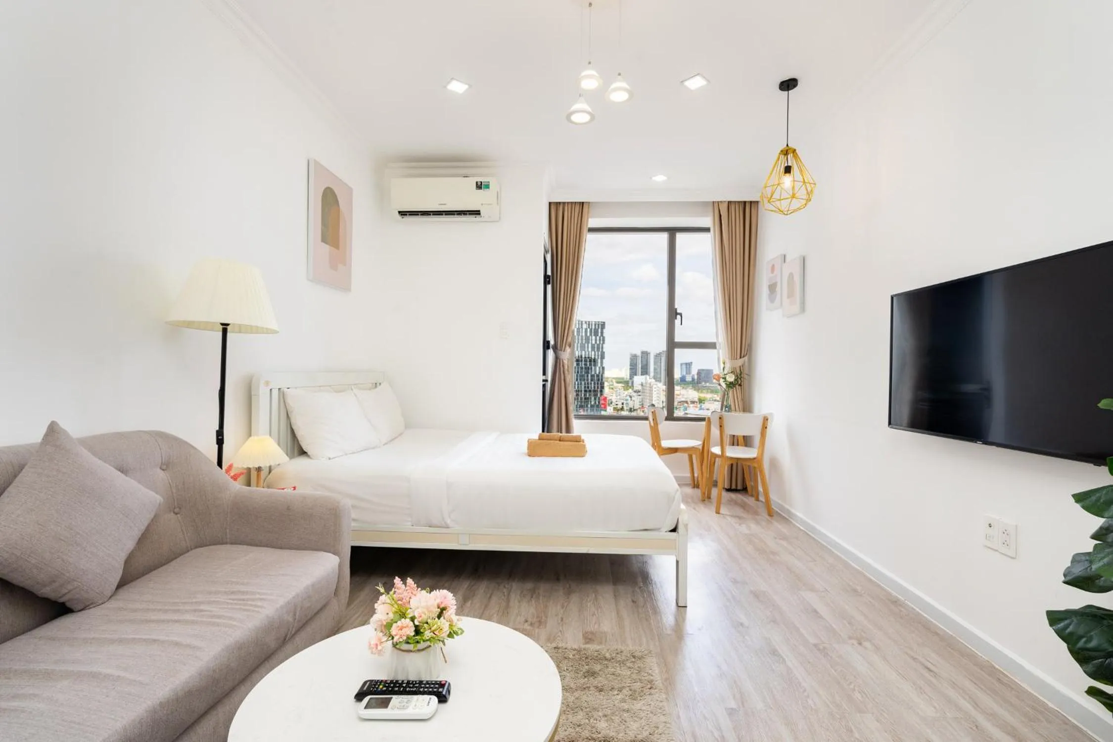 Bed in Infinity Pool Signature - Saigon Rivergate