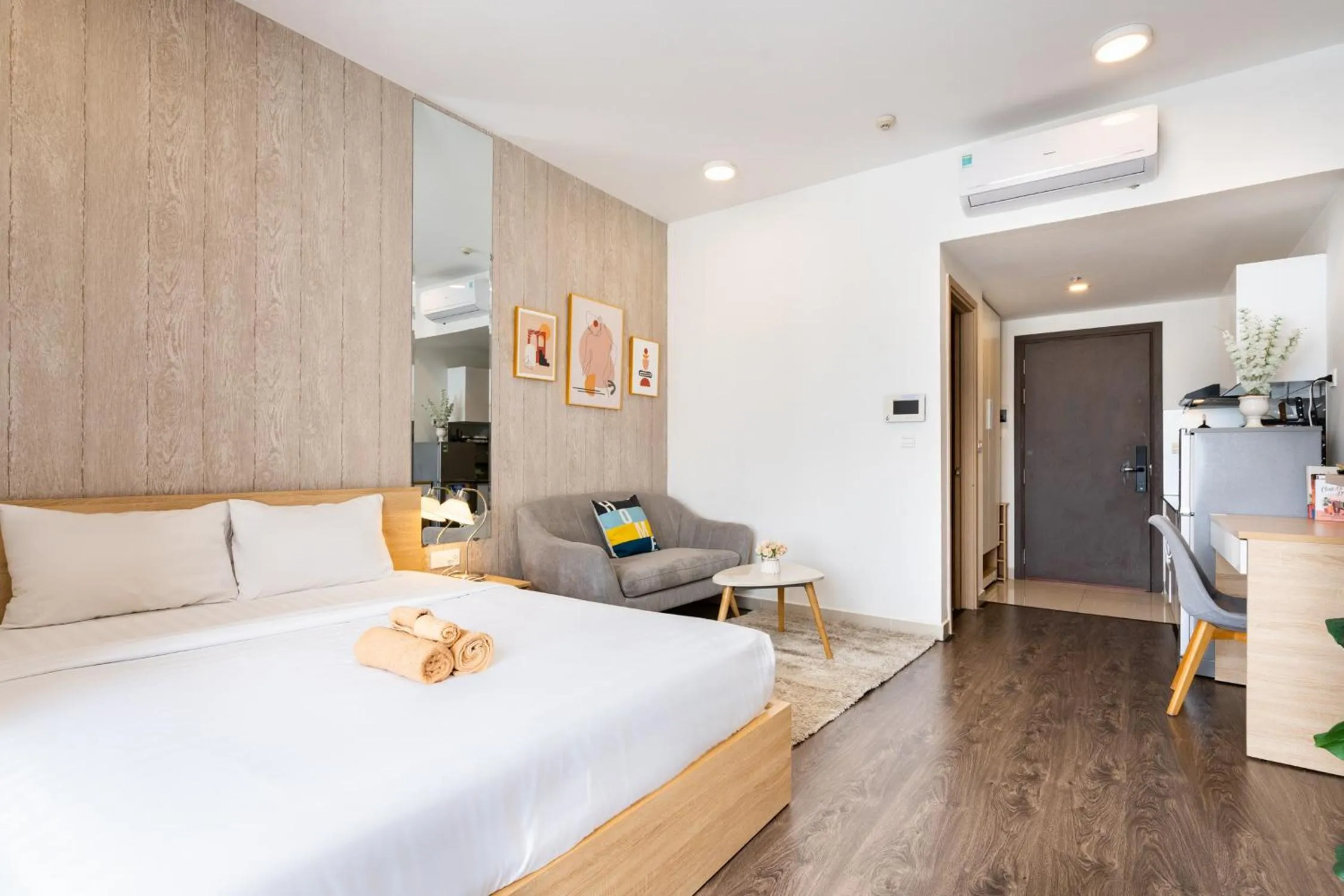 Bed in Infinity Pool Signature - Saigon Rivergate