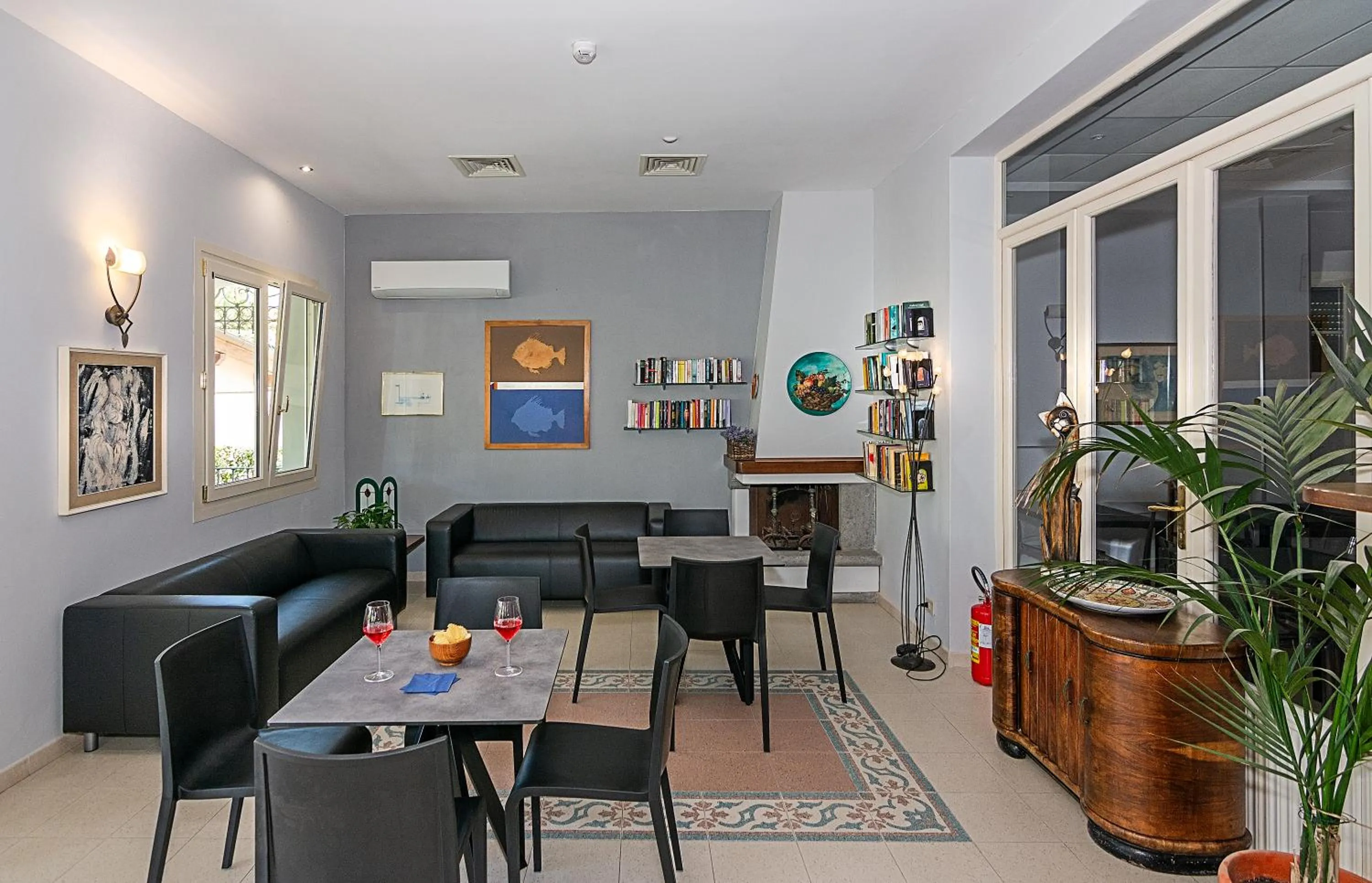 Communal lounge/ TV room in Hotel Apuana