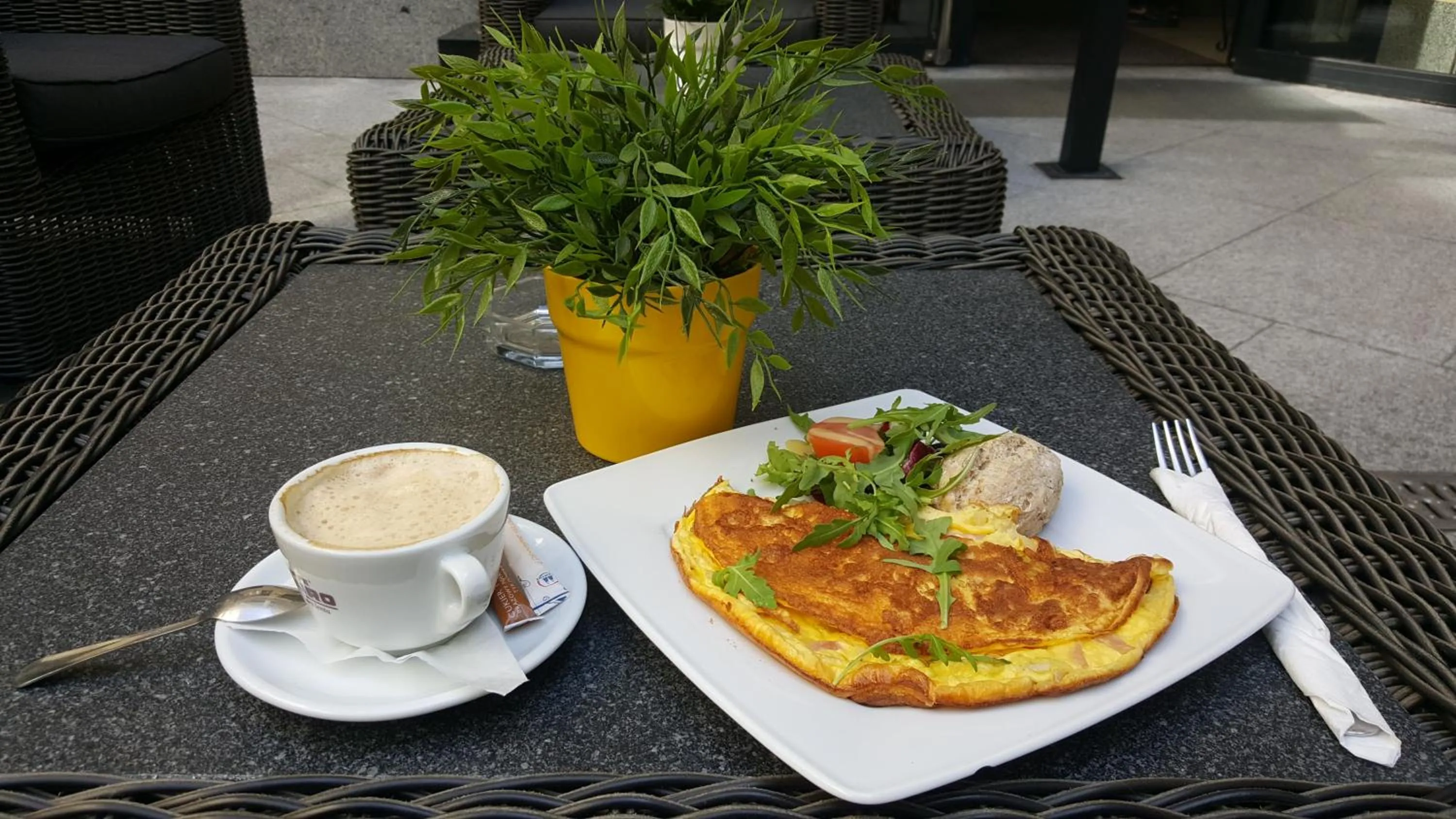 Food and drinks in Aparthotel Pawia Deluxe- 10 min to center