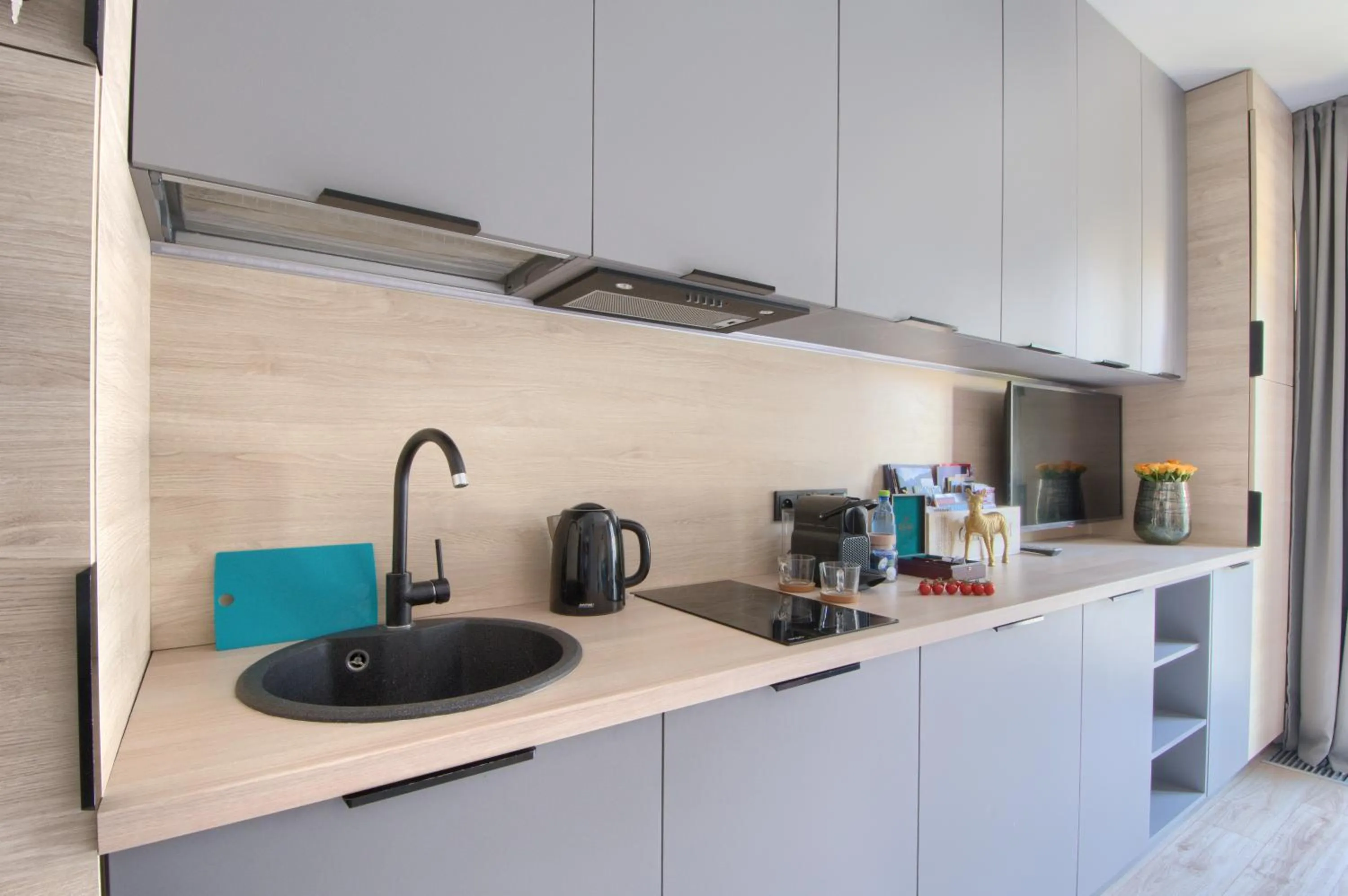 Kitchen or kitchenette in Aparthotel Pawia Deluxe- 10 min to center