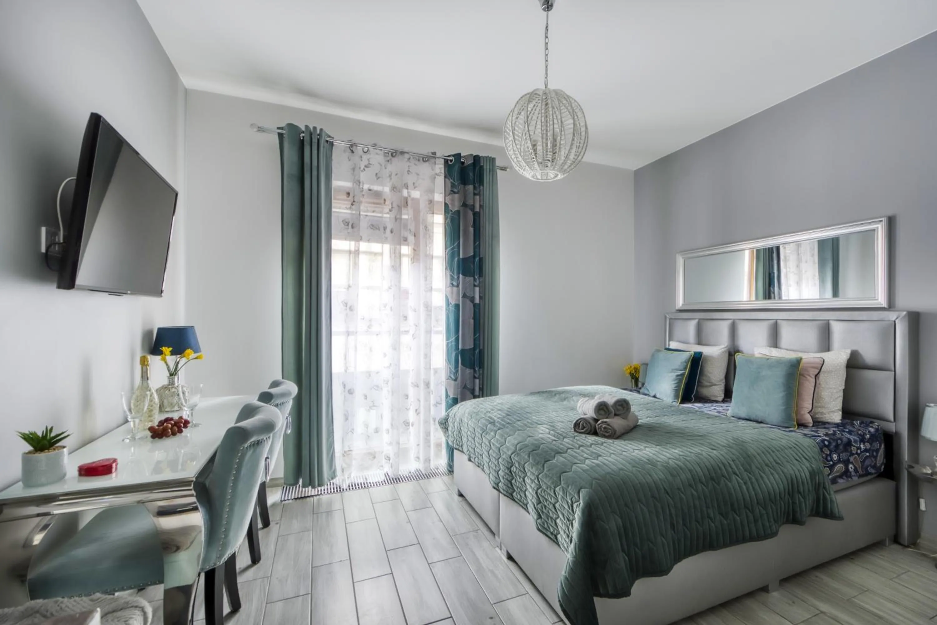 Bedroom, Bed in Aparthotel Pawia Deluxe- 10 min to center