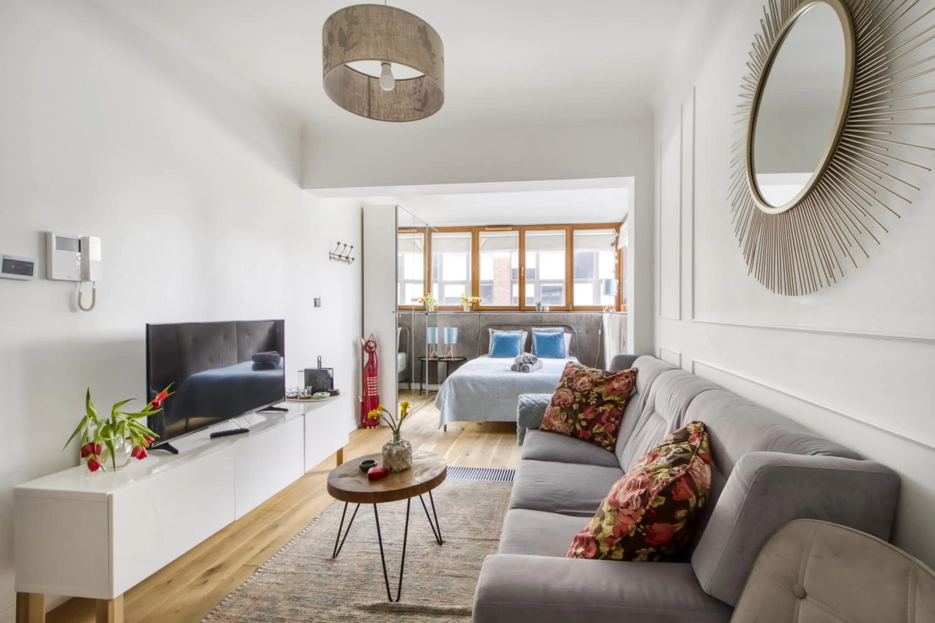 TV and multimedia in Aparthotel Pawia Deluxe- 10 min to center