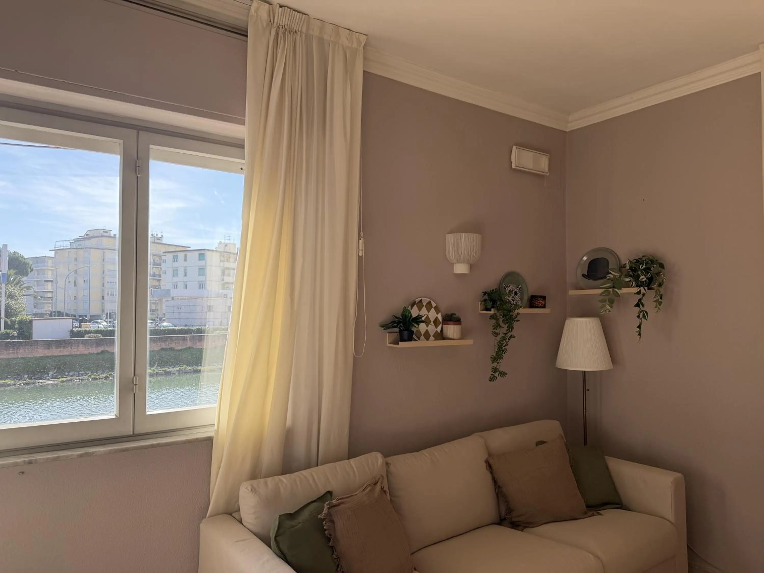 Communal lounge/ TV room in Hotel Laurin