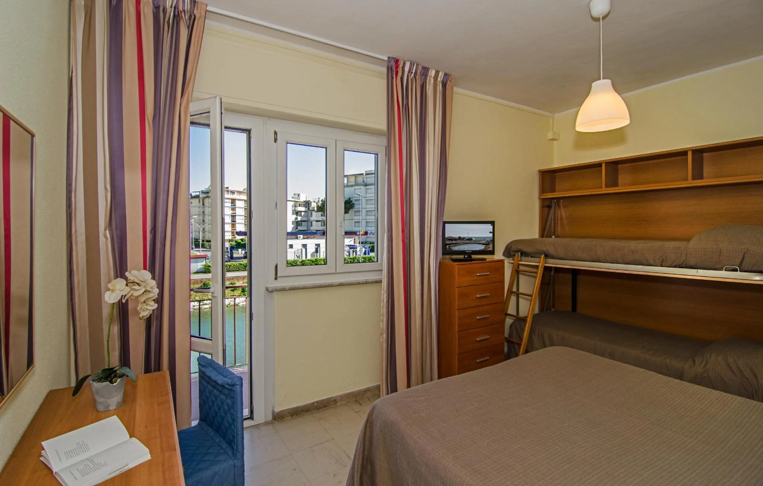 View (from property/room), Bed in Hotel Laurin