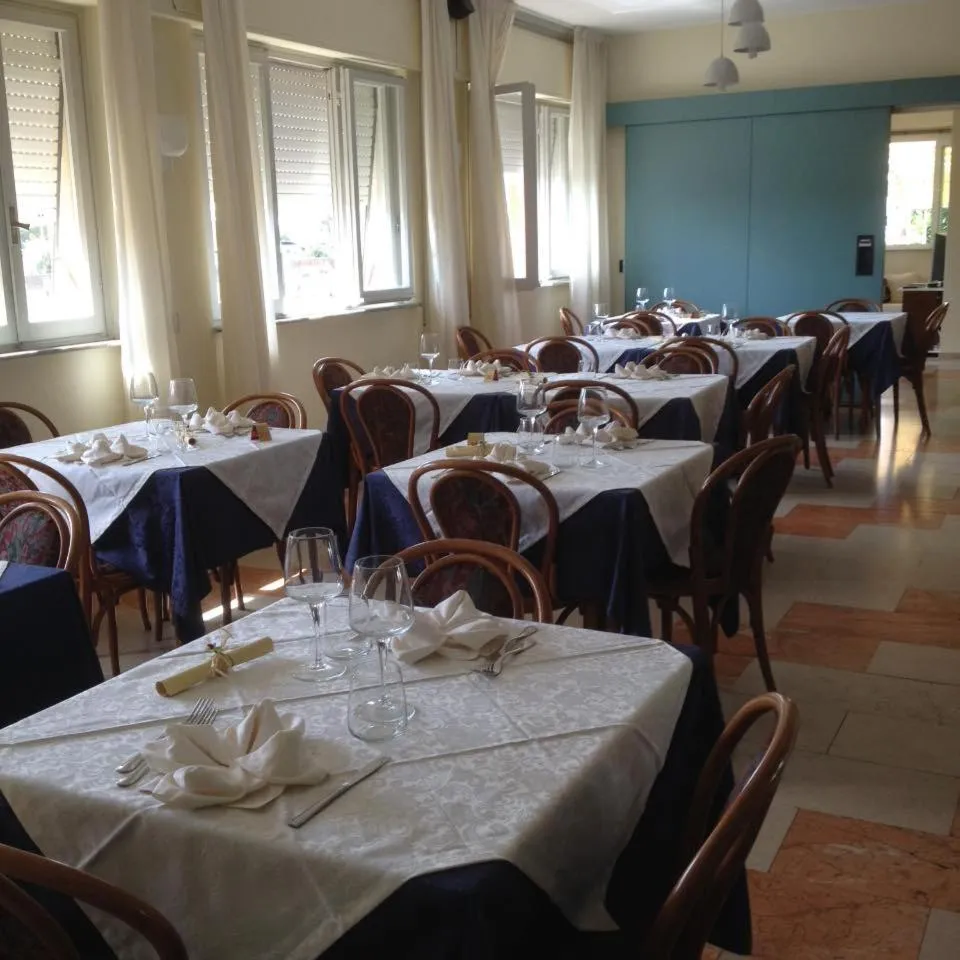 Restaurant/places to eat in Hotel Laurin