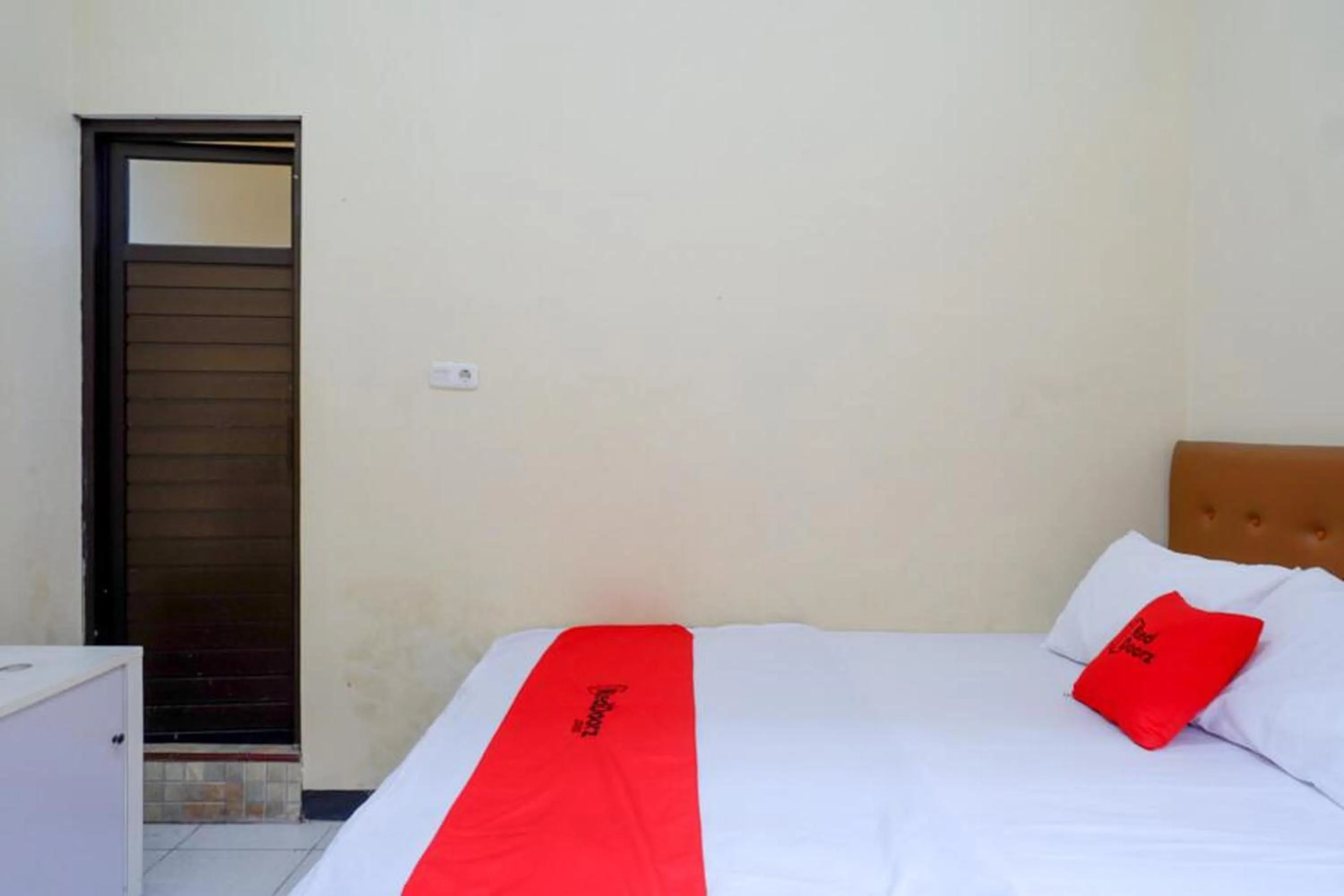 Bedroom, Bed in RedDoorz near Desa Wisata Tambi Dieng