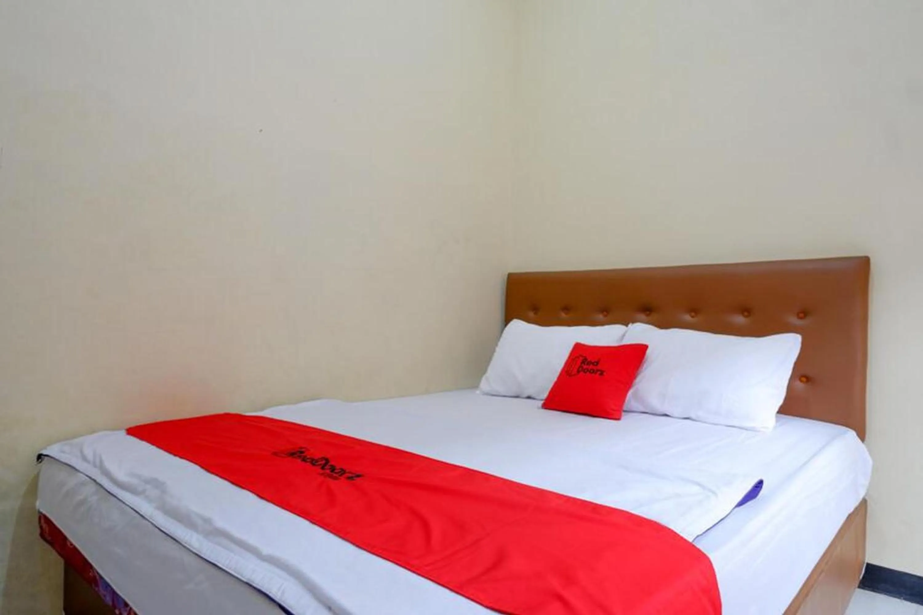 Bedroom, Bed in RedDoorz near Desa Wisata Tambi Dieng