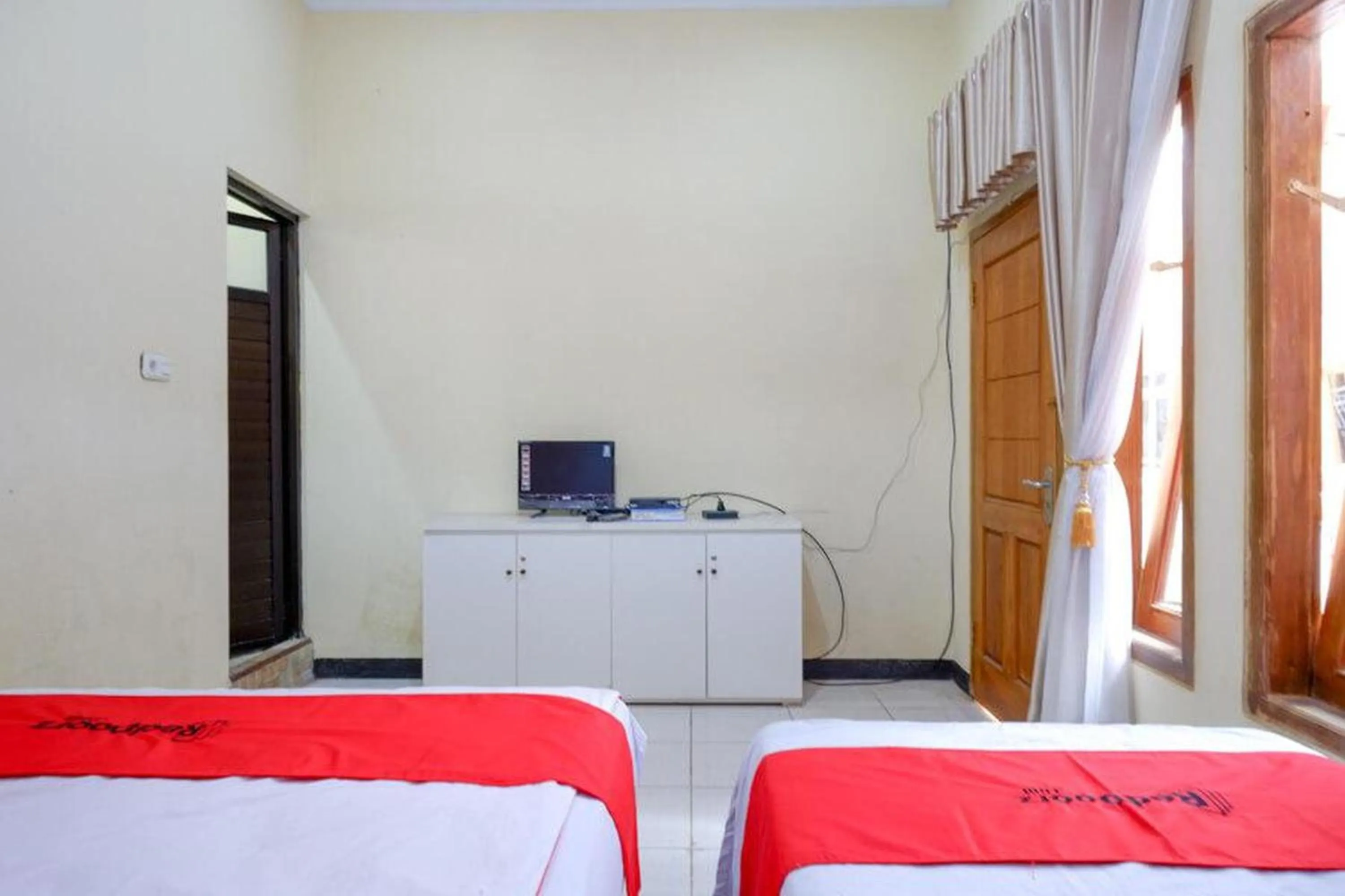 Bedroom, Bed in RedDoorz near Desa Wisata Tambi Dieng