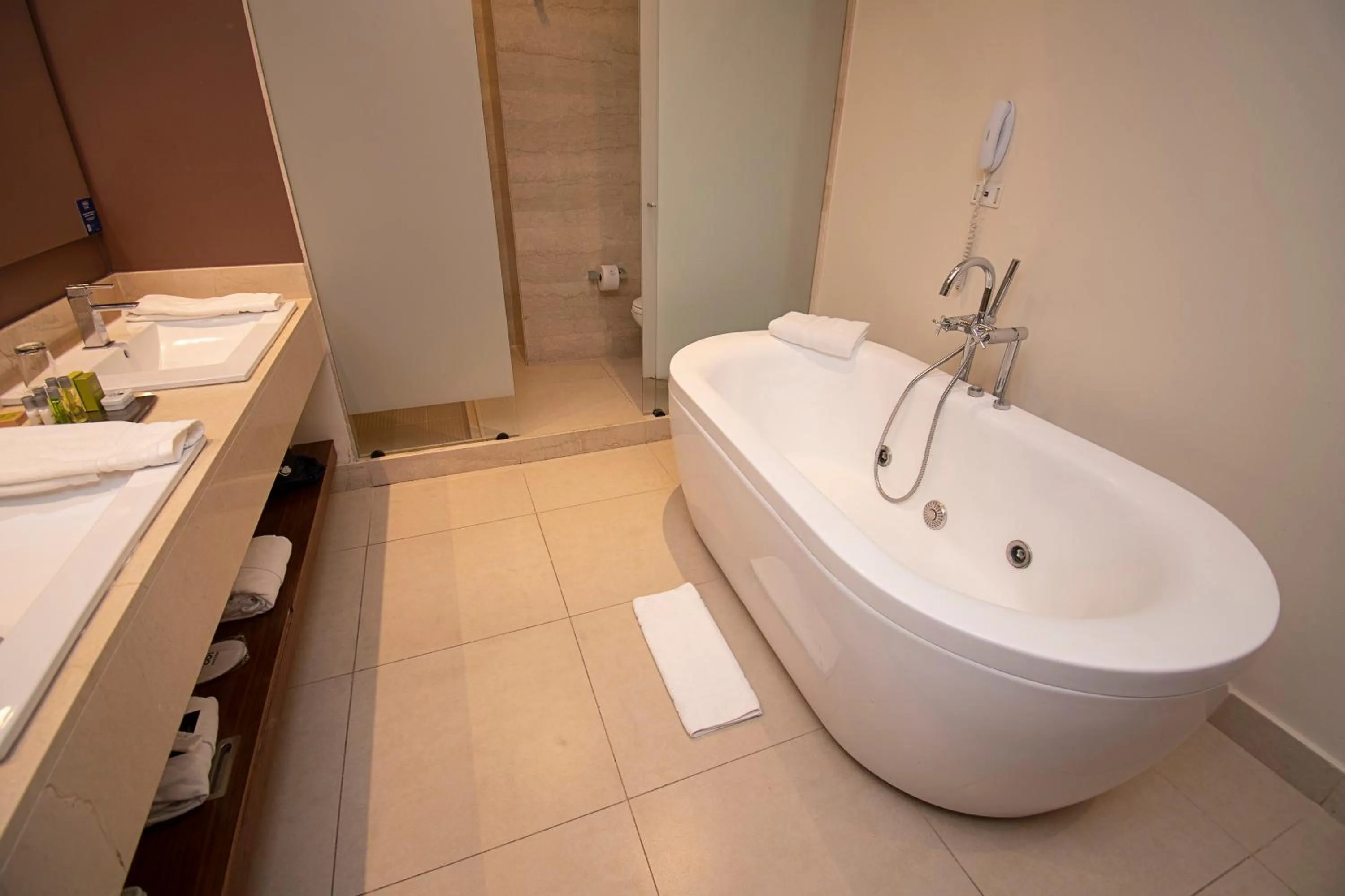 Bathroom in DoubleTree by Hilton Bogota Parque 93