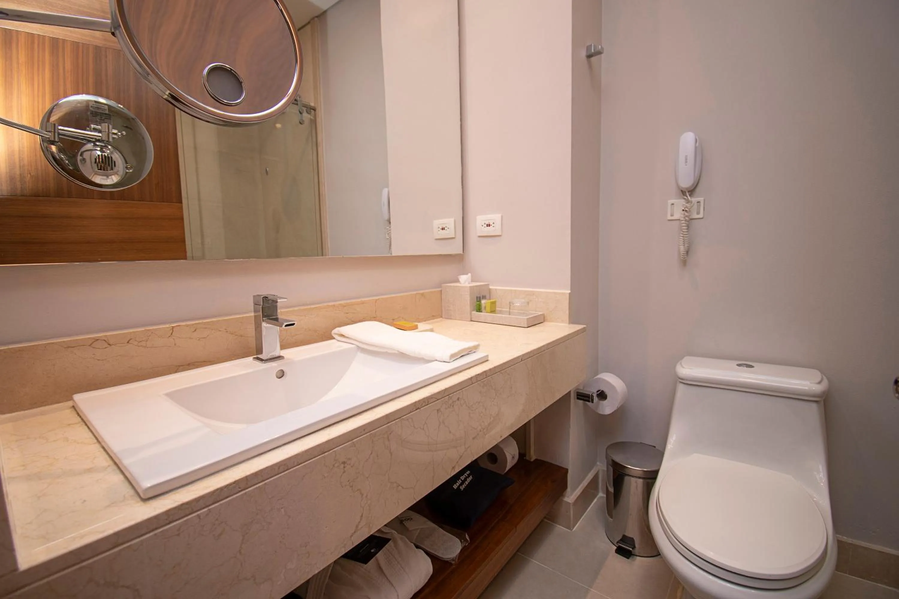 Toilet in DoubleTree by Hilton Bogota Parque 93