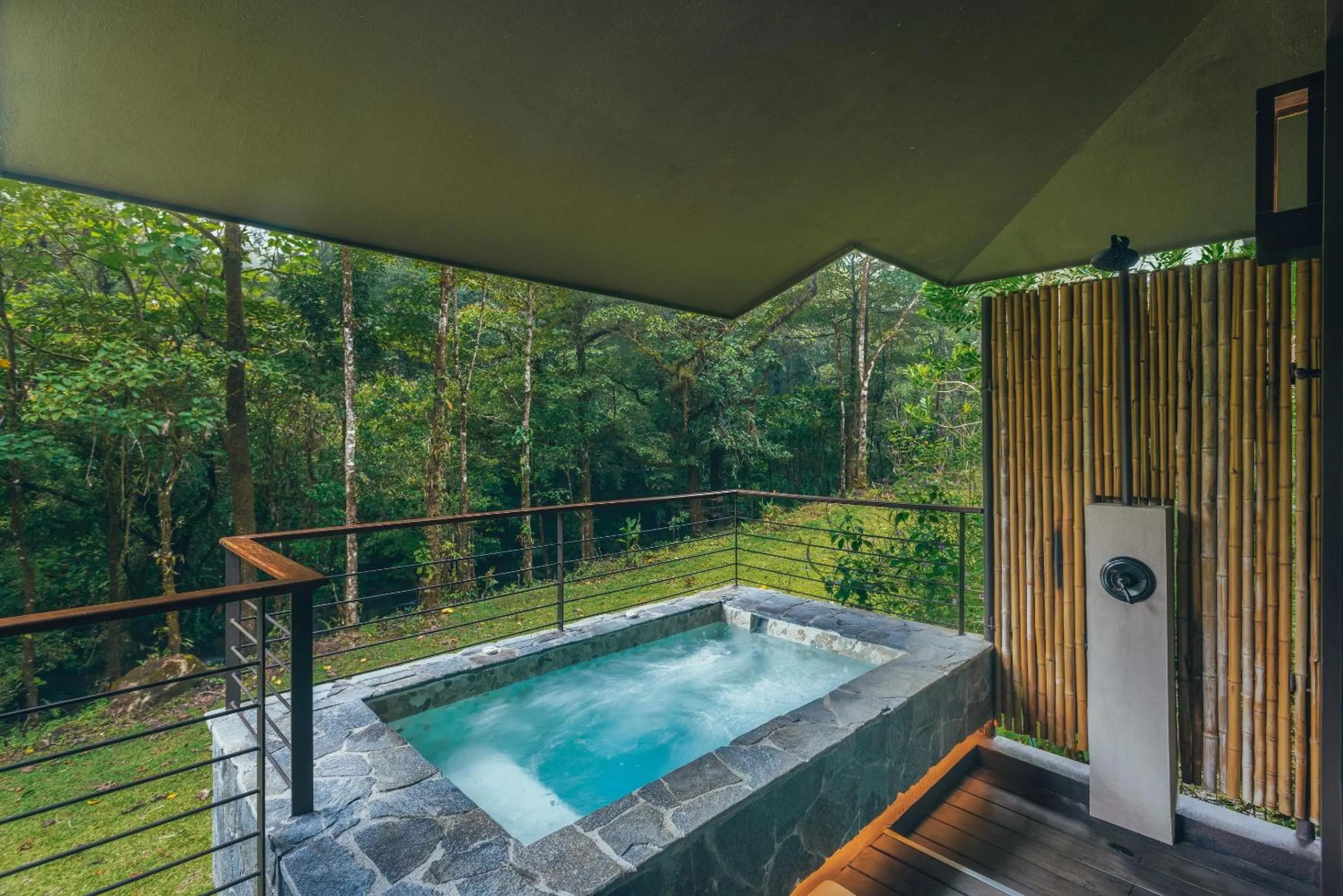 Hot Tub in El Silencio Lodge & Spa Costa Rica