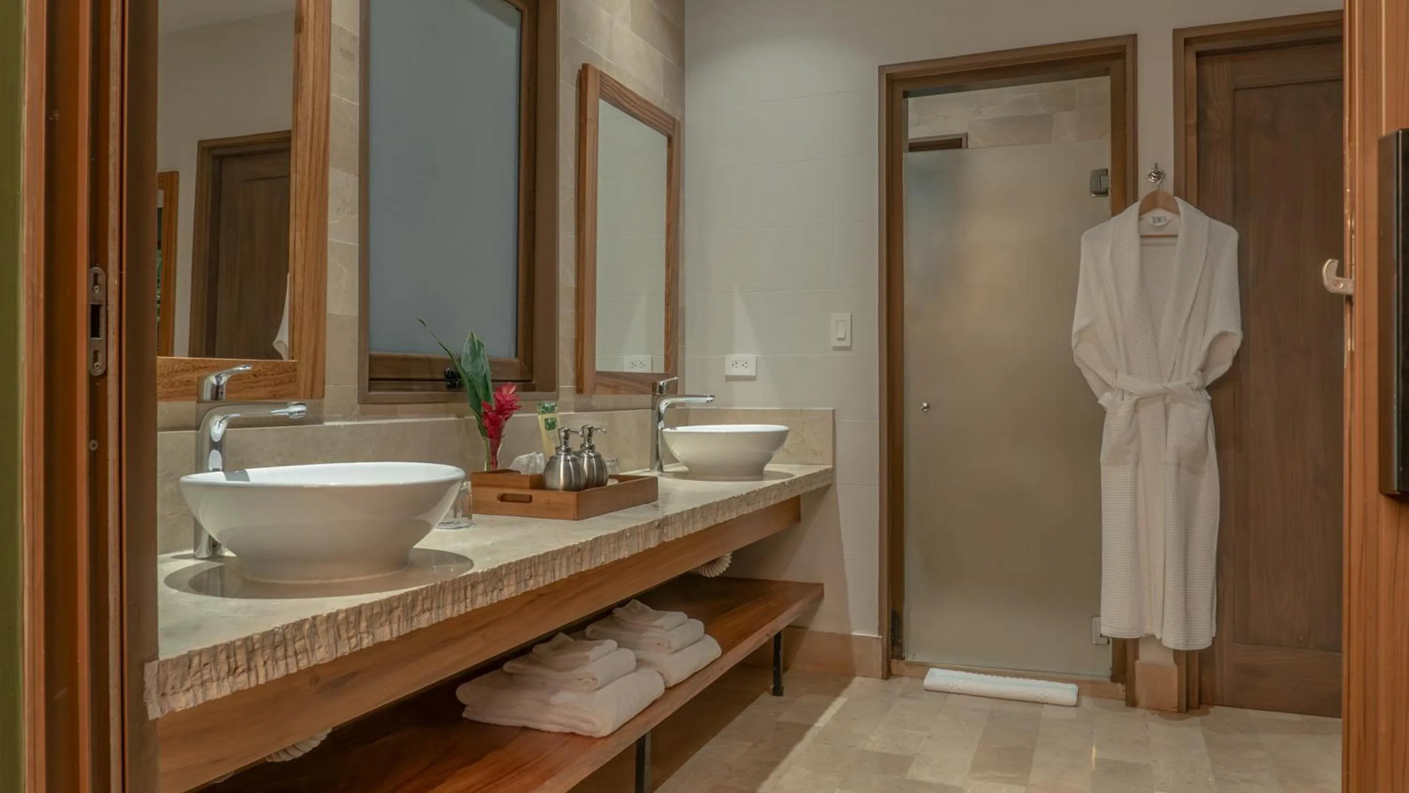 Shower in El Silencio Lodge & Spa Costa Rica