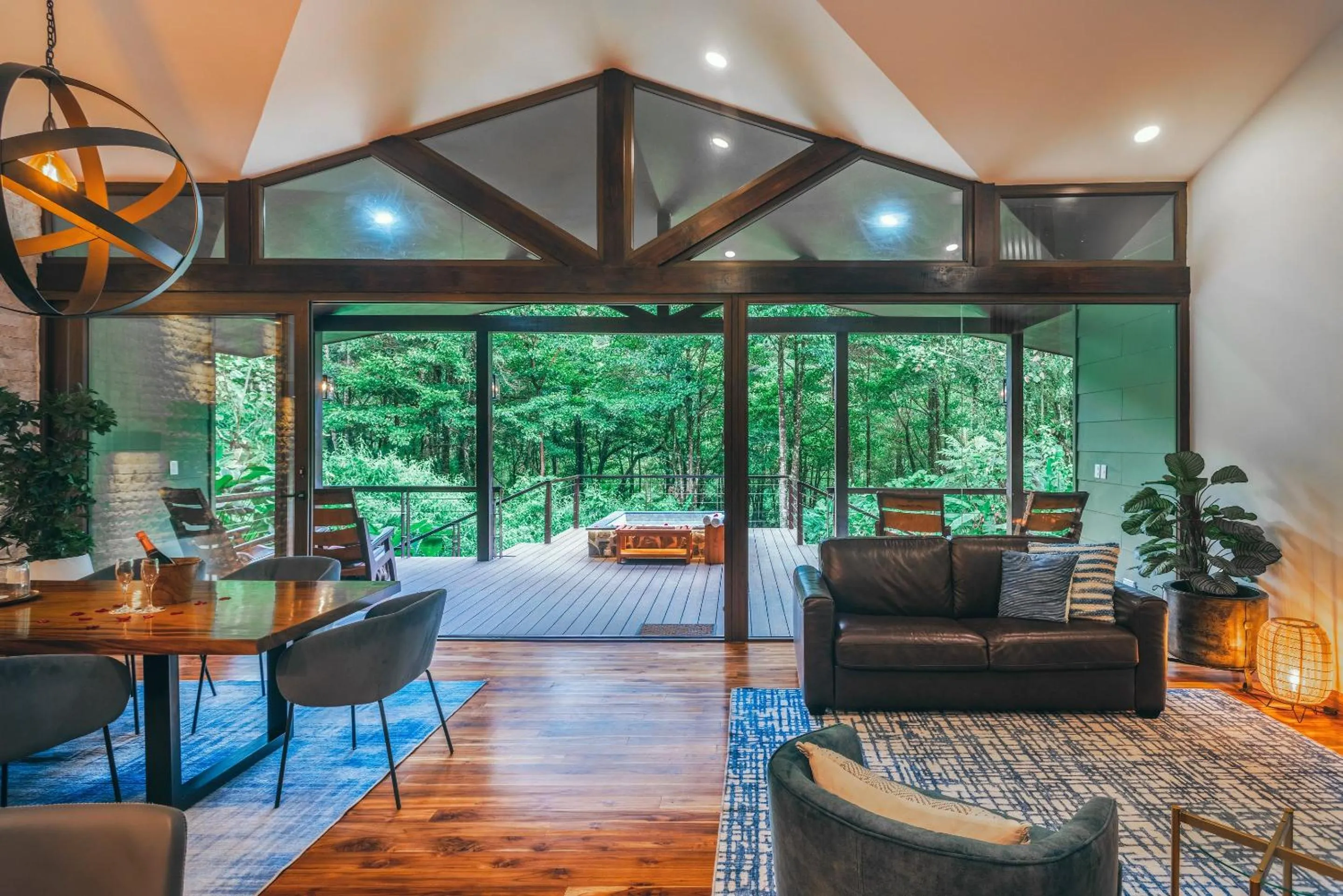 Seating area, Bed in El Silencio Lodge & Spa Costa Rica