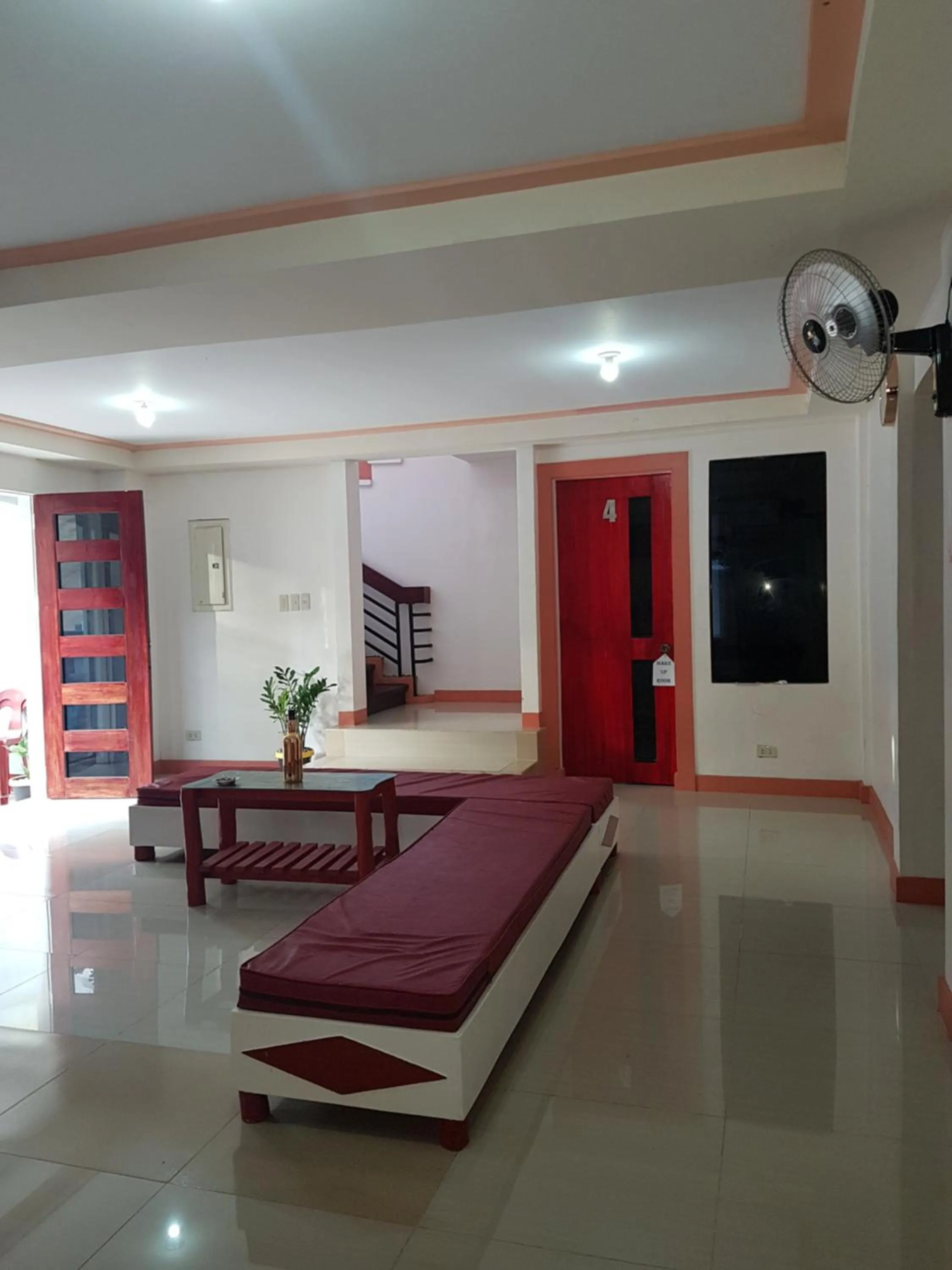 Communal lounge/ TV room in Catalina`s Inn family room